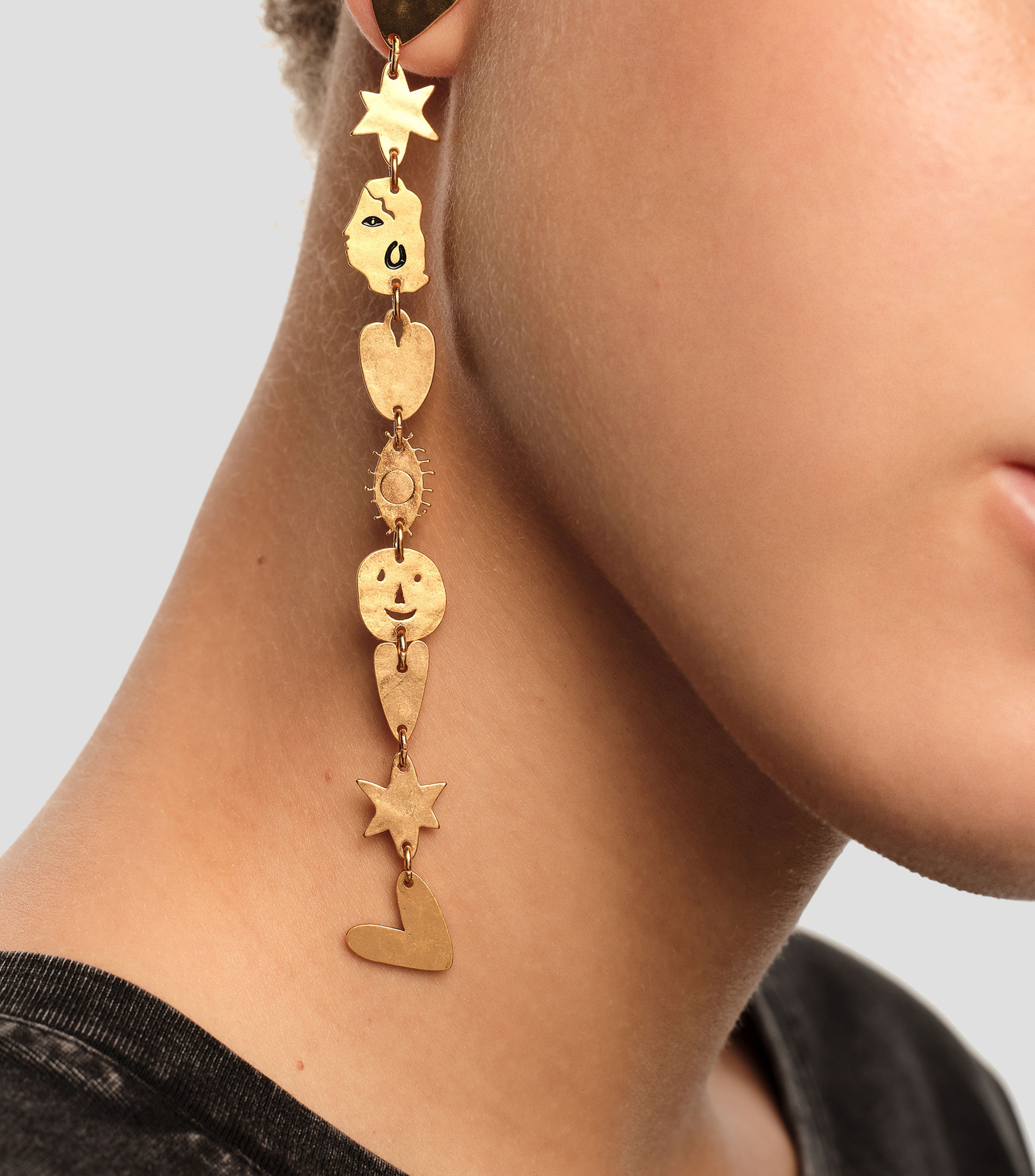Aretes siluetas metal dorado mate Mujer