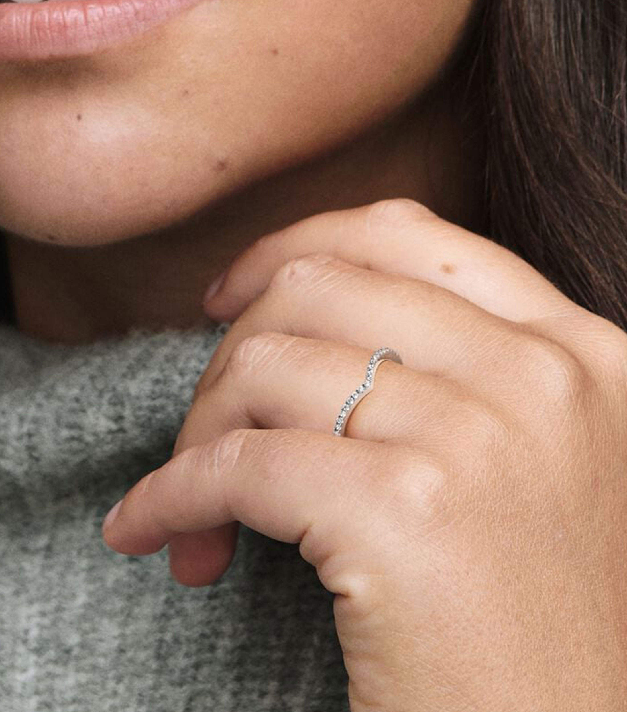 Anillo en plata de espoleta con barra de zirconias Mujer