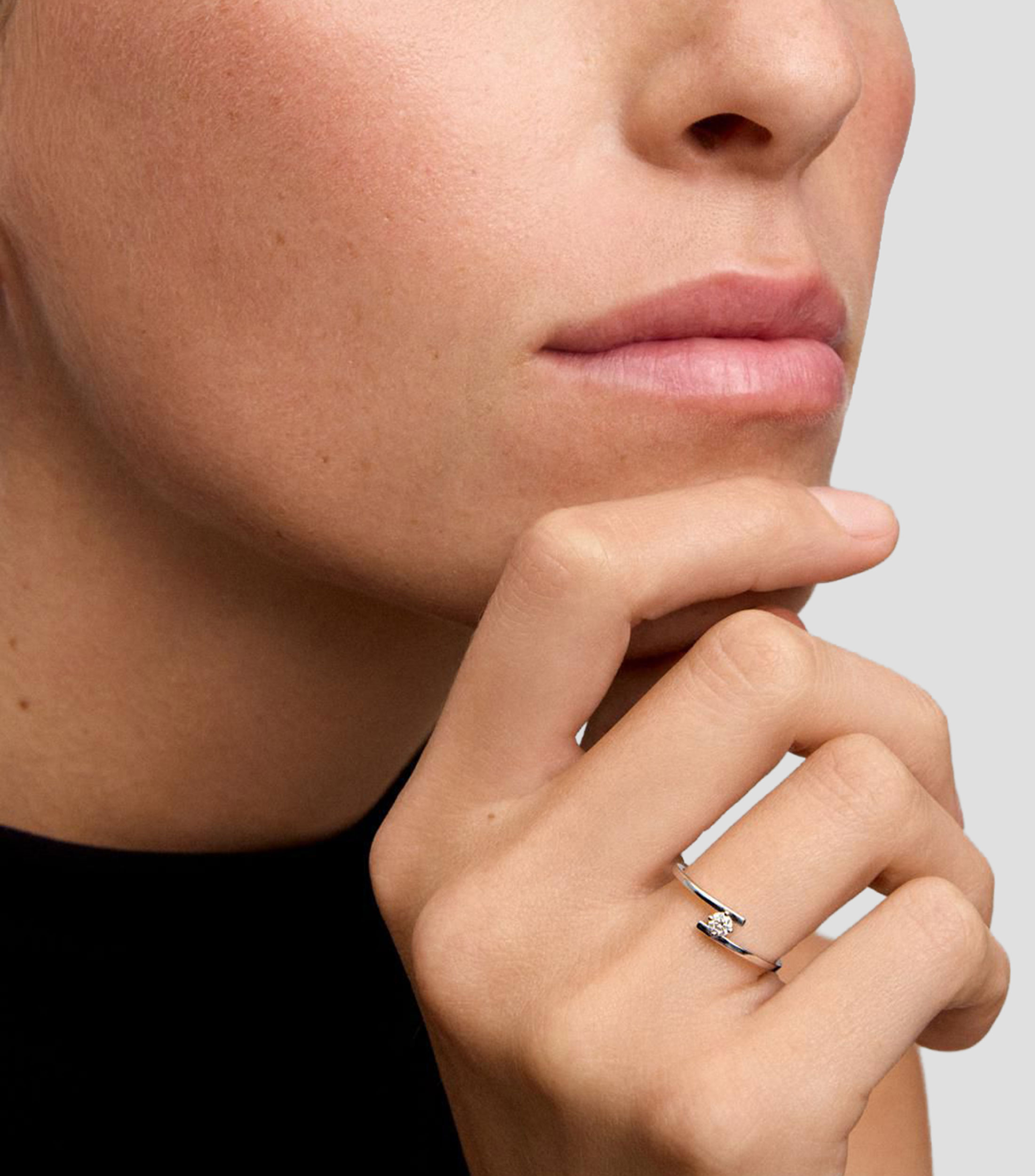 Anillo solitario en Oro blanco de 18 Kilates con diamante en talla brillante Mujer
