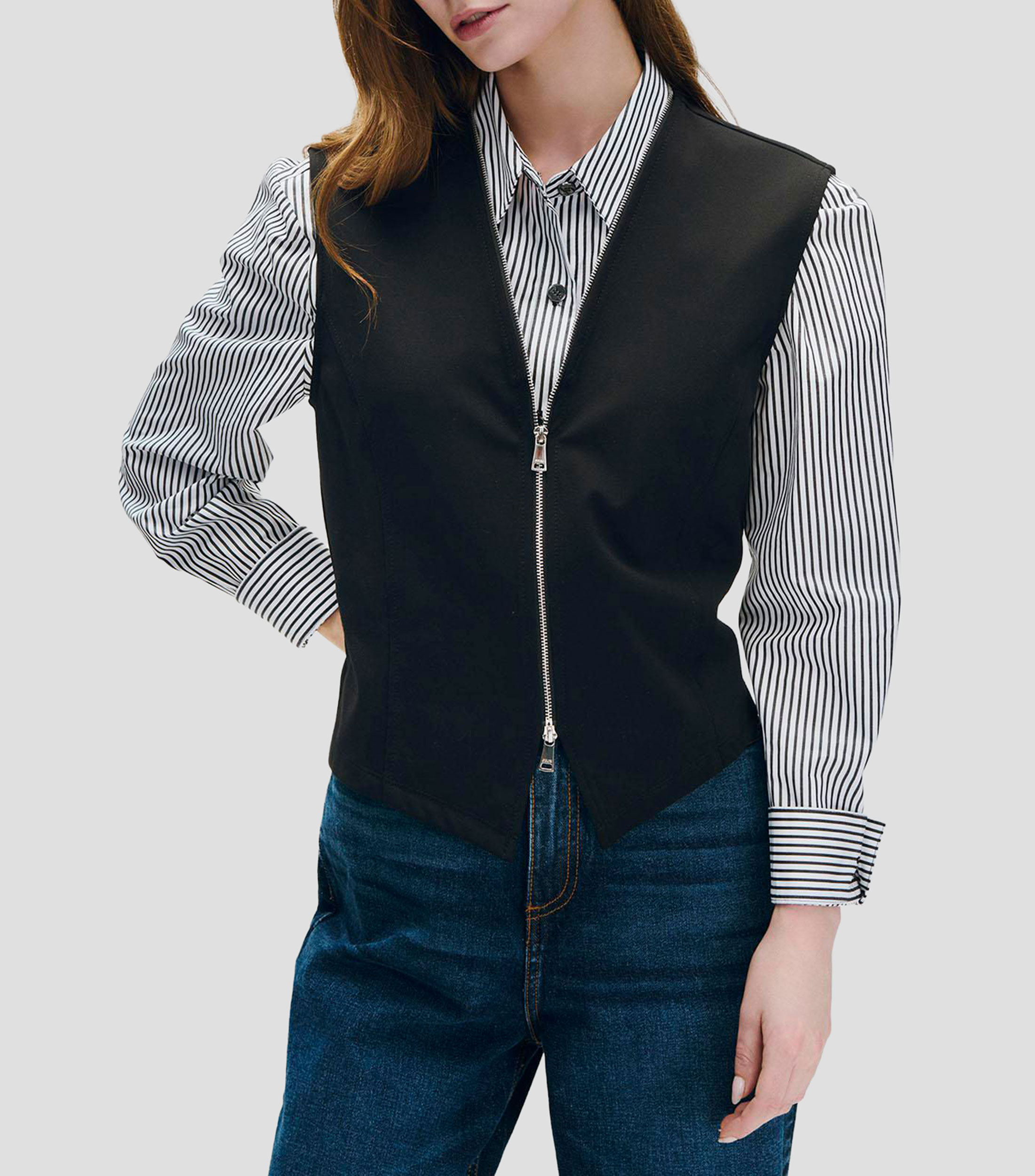 Blusa Negra de Punto Escote V Cierre Doble Acción Ruedo Asimétrico Mujer
