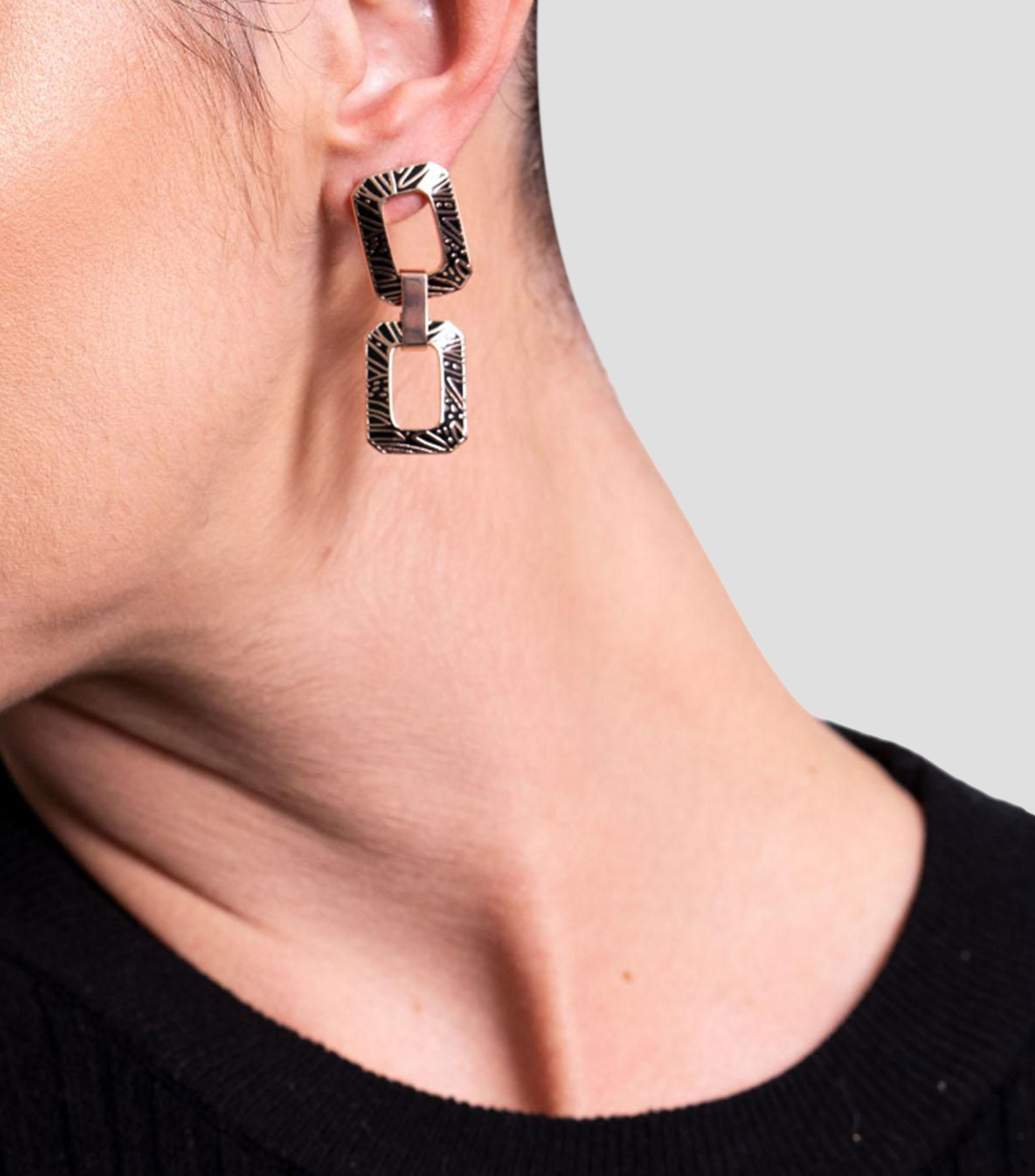 Aretes doble cuadro monarca Mujer