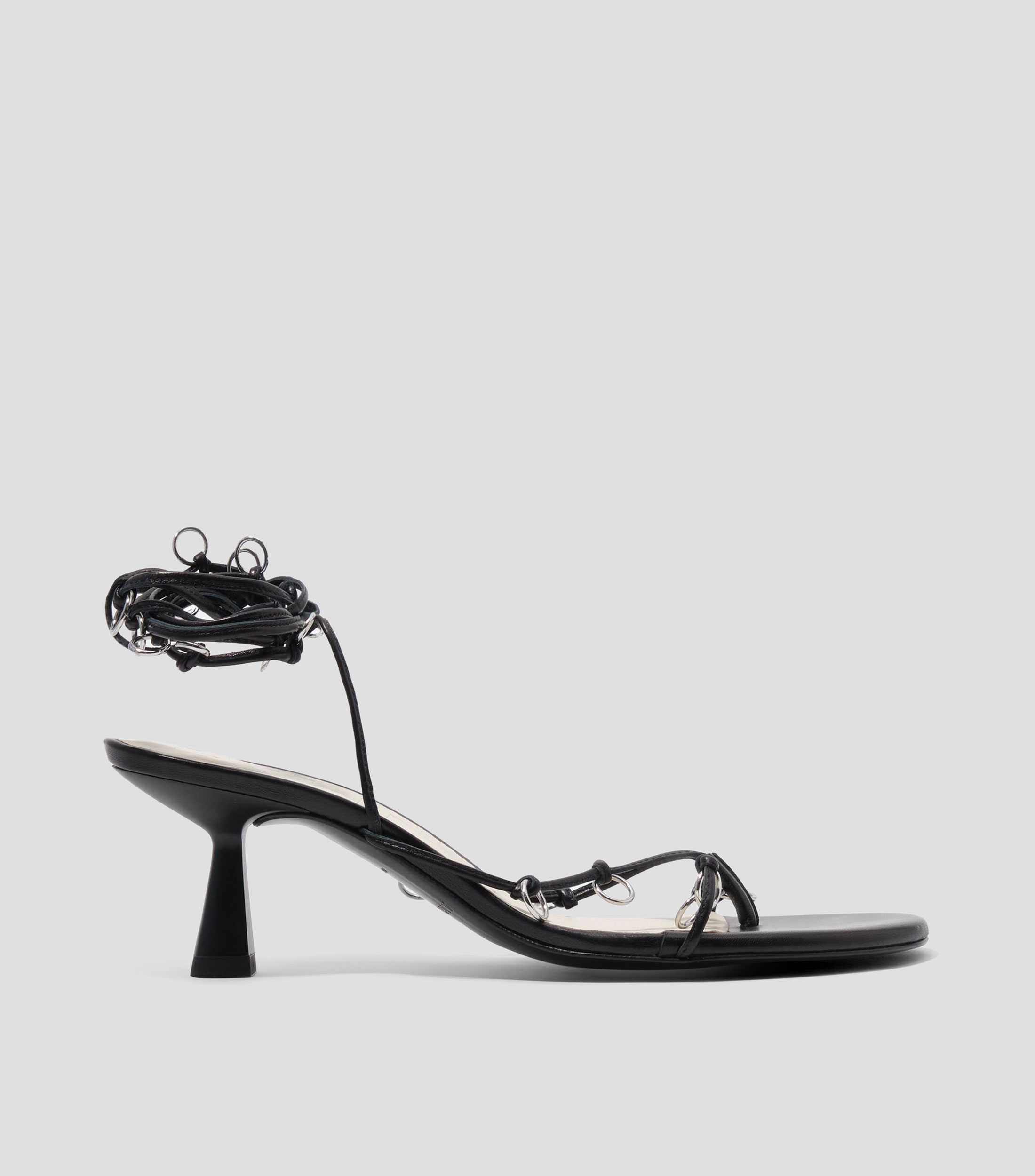 Sandalias tacón piel y piercings Mujer