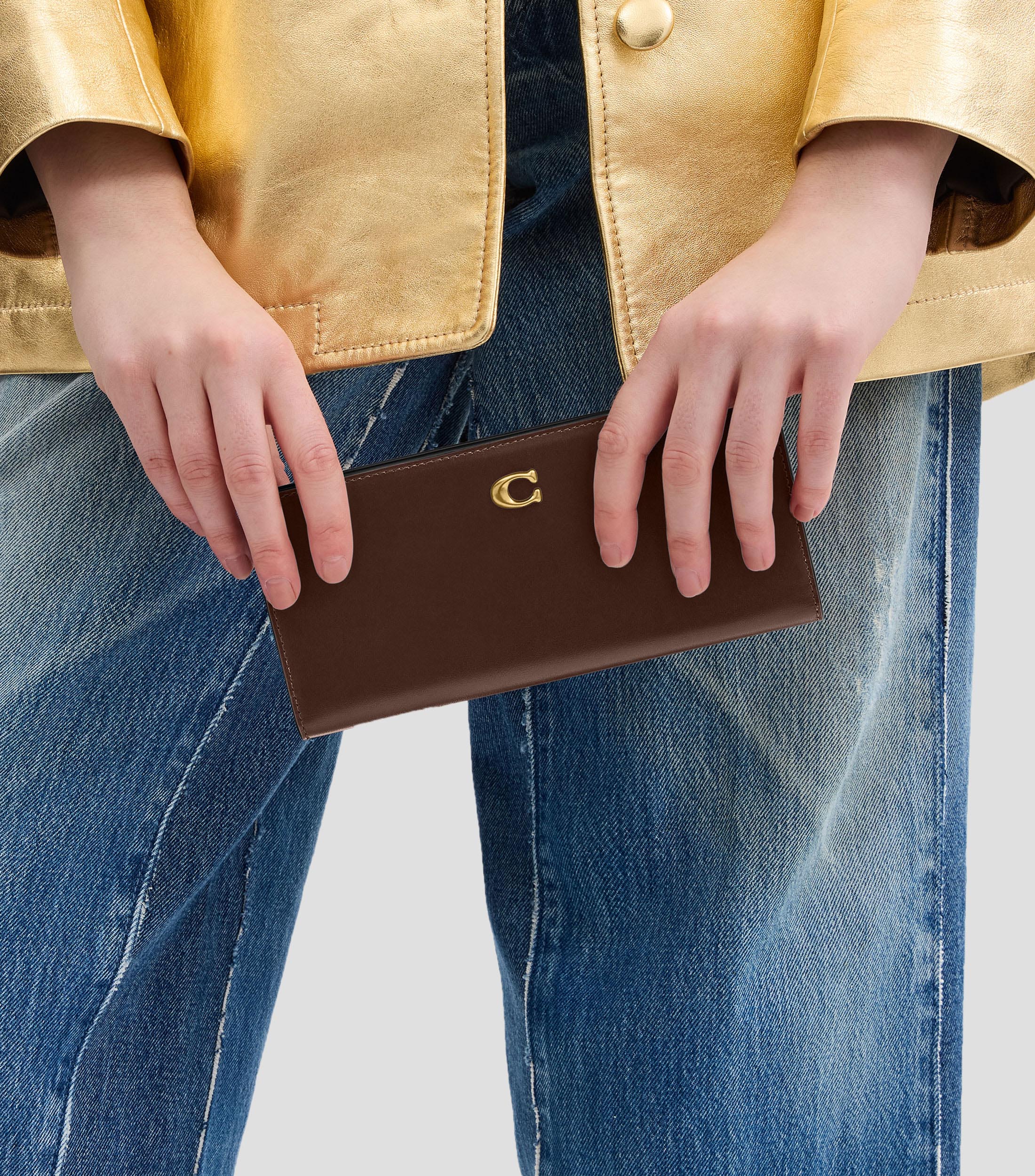 Cartera Café en piel Essential Slim lisa Mujer
