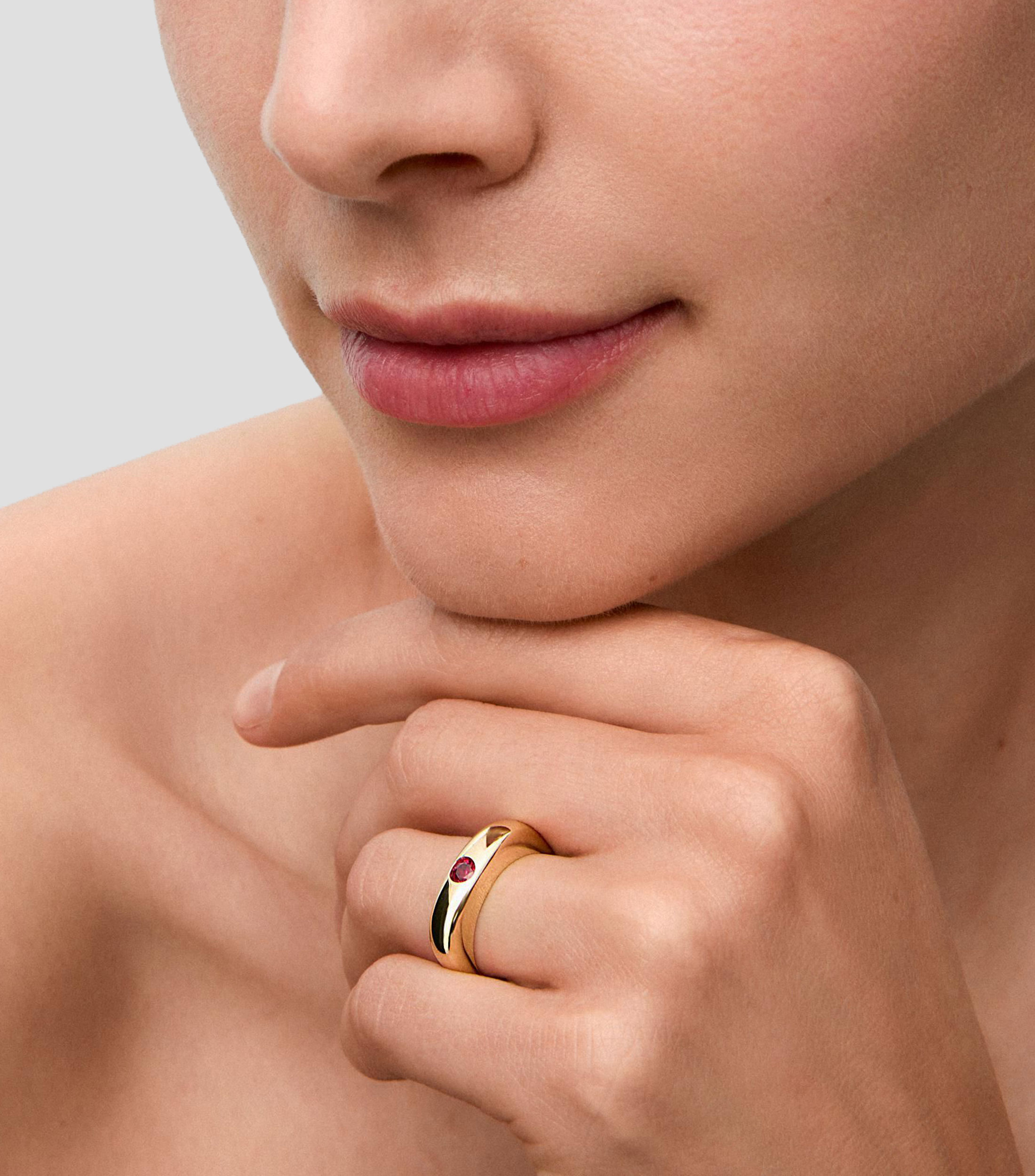Anillo en oro amarillo de 18 kilates Suave con rubí Mujer