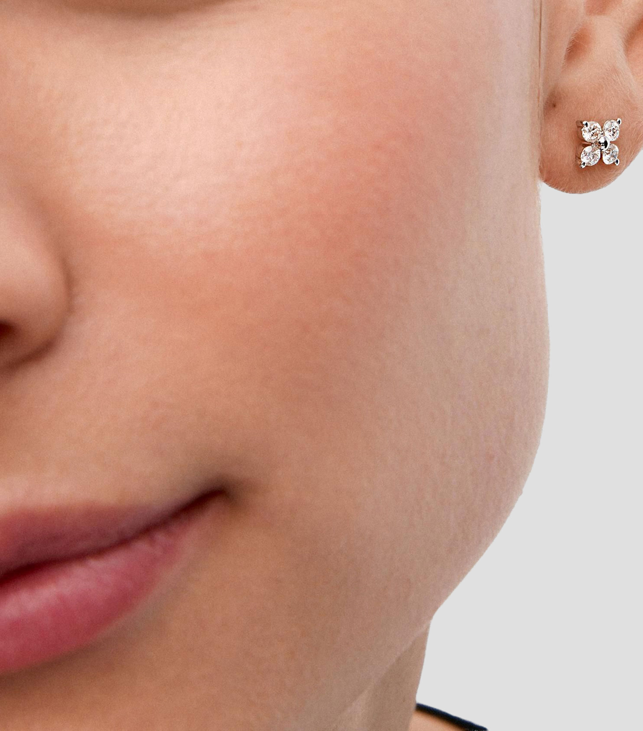 Aretes en Oro blanco de 18 Kilates en forma de flor con diamante Grace Mujer