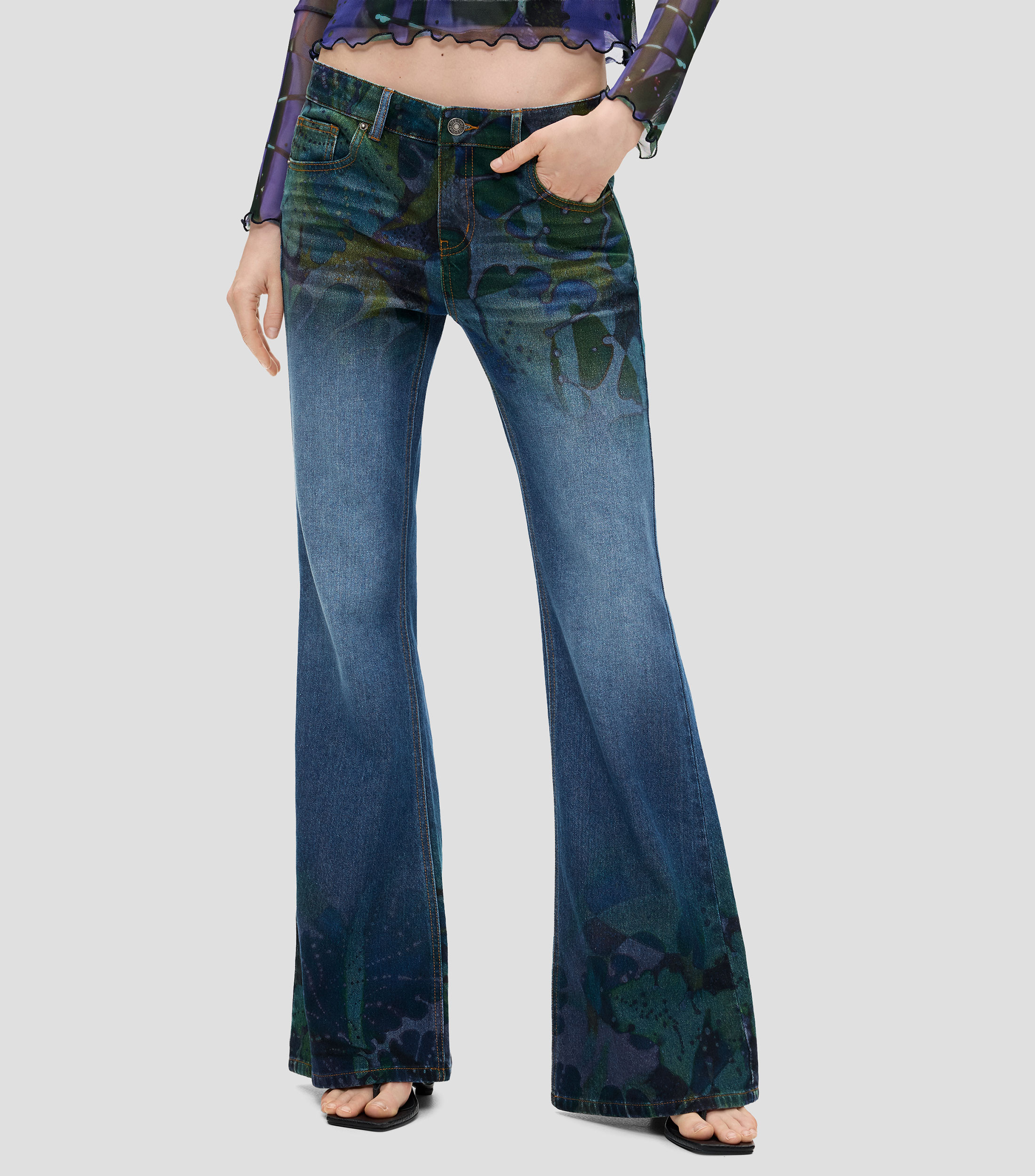 Jeans de corte flared para mujer
