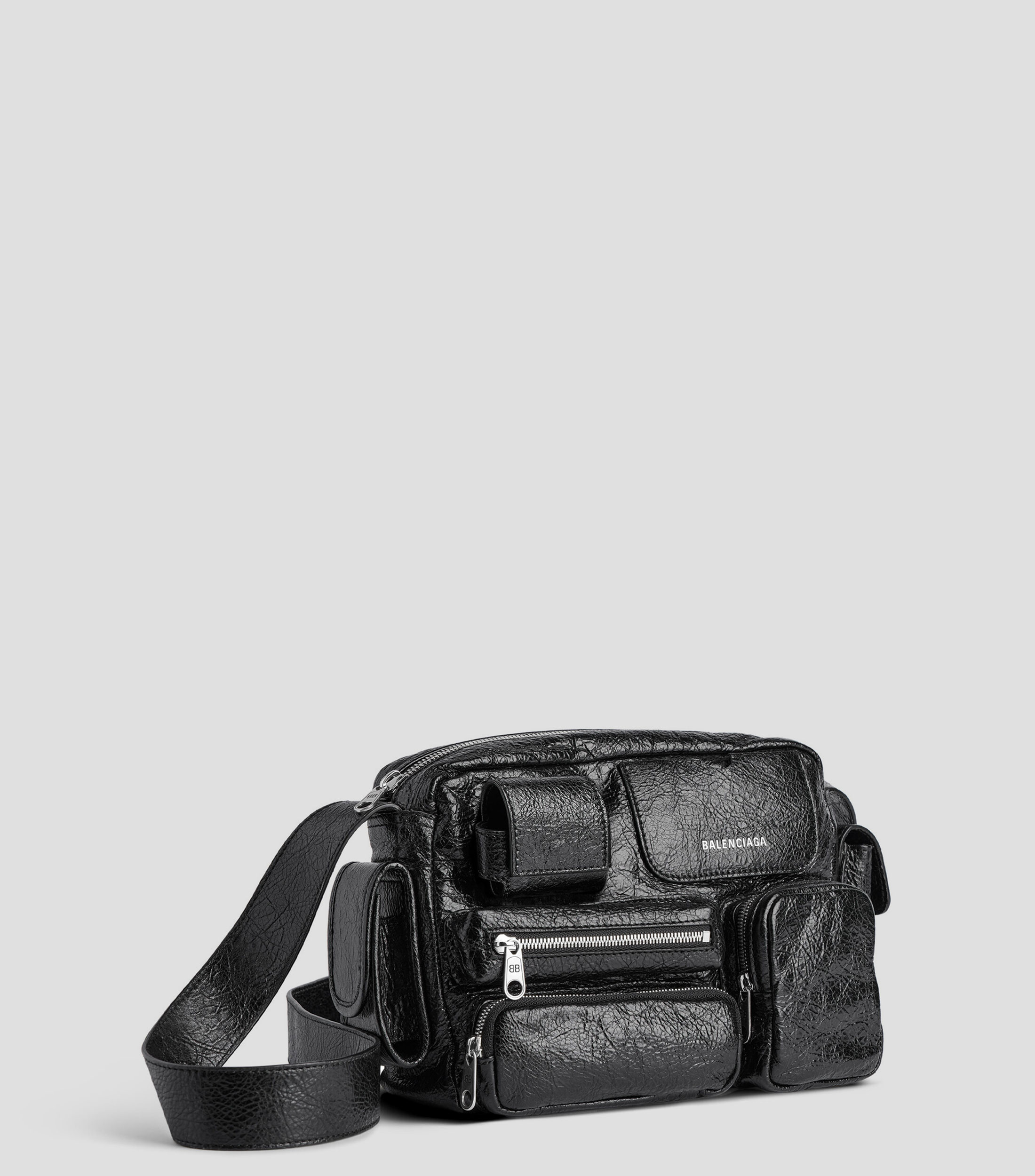 BOLSO CAMERA SUPERBUSY EN PIEL DE CORDERO ARENA NEGRA, ELEMENTO PLATEADO ENVEJECIDO