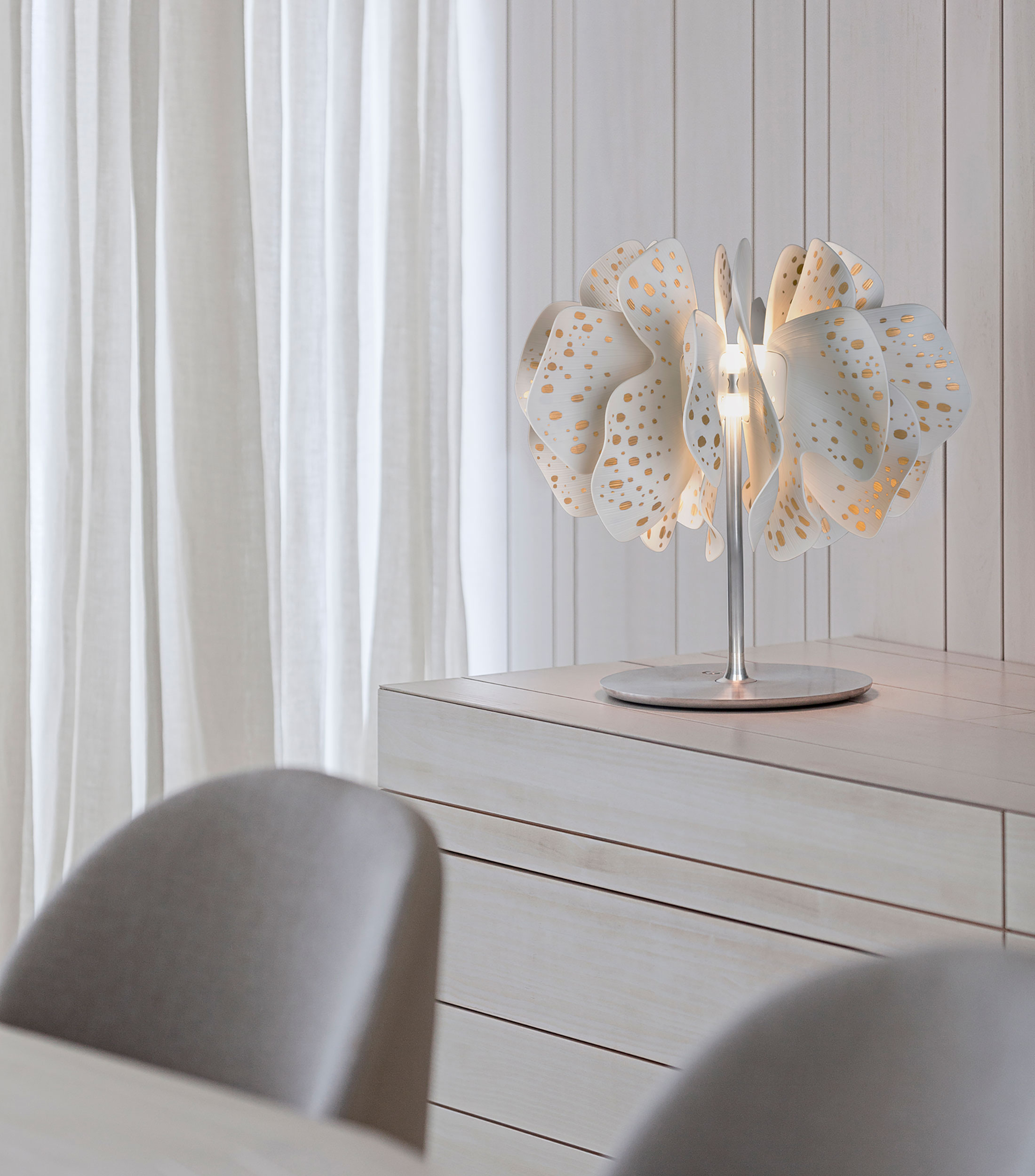 Lámpara de mesa Nightbloom, 220 V