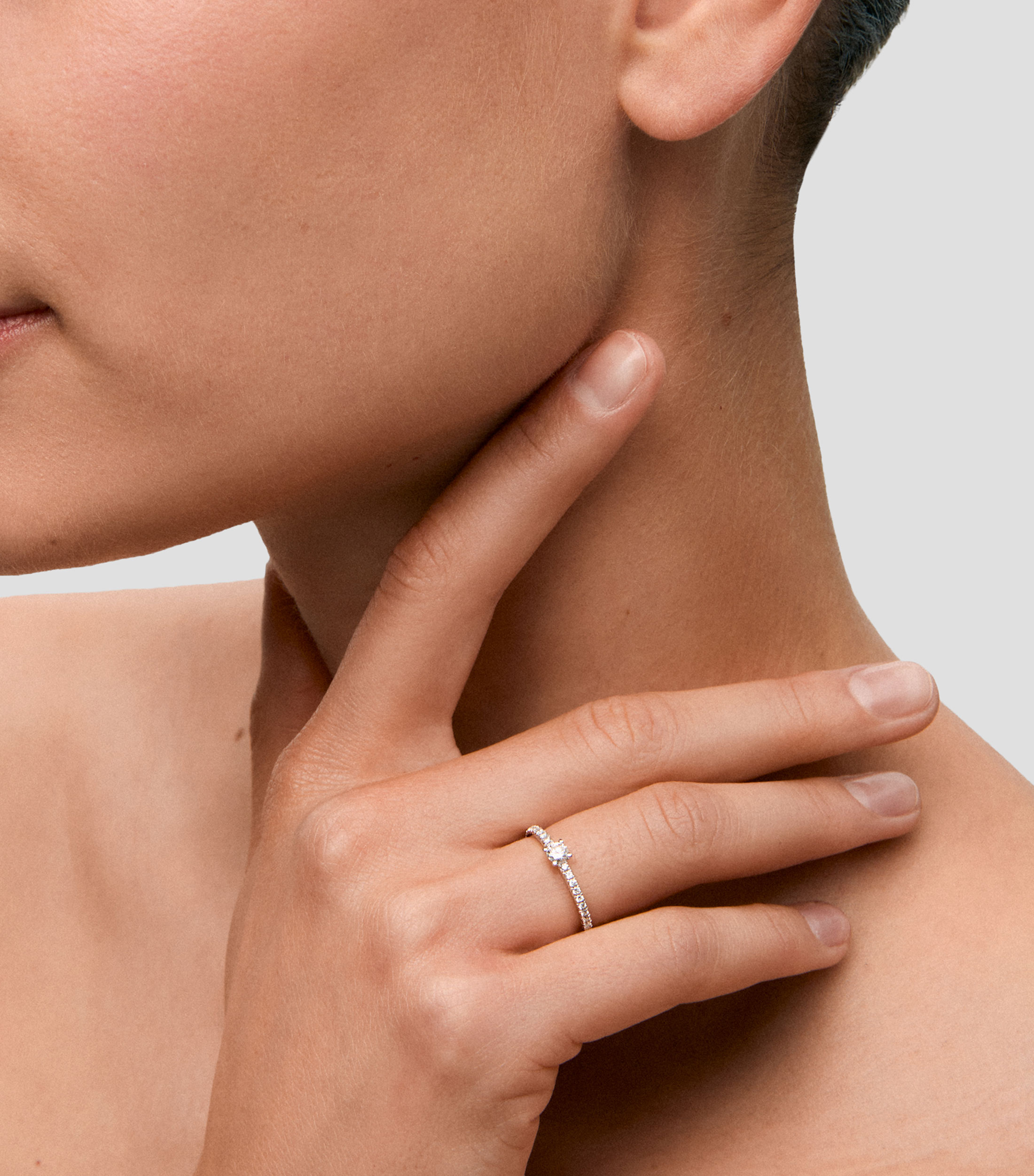 Anillo solitario de compromiso en Oro blanco de 18 Kilates con diamantes Mujer