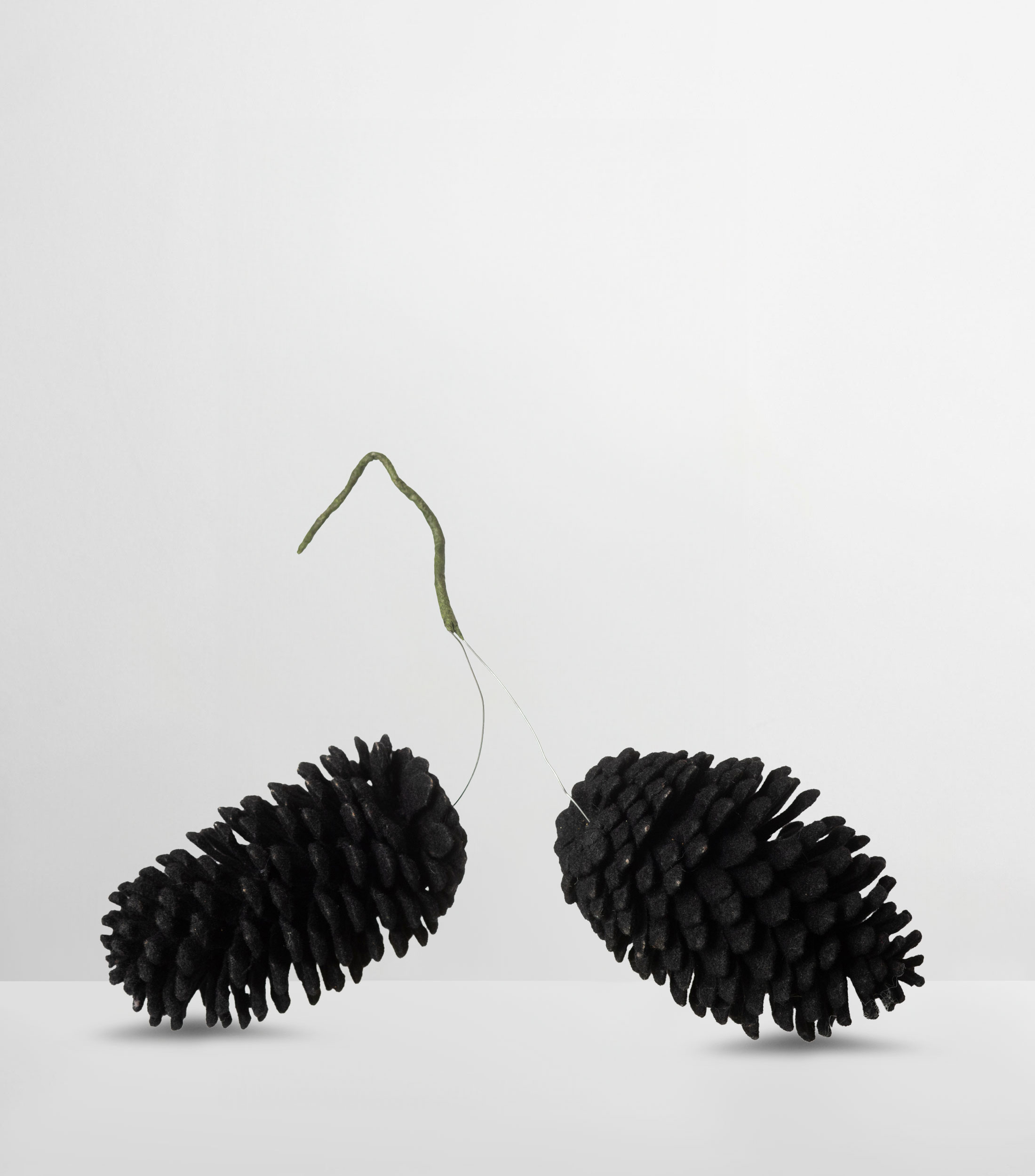 Set 2 ornamentos navideños Piña Negra en madera