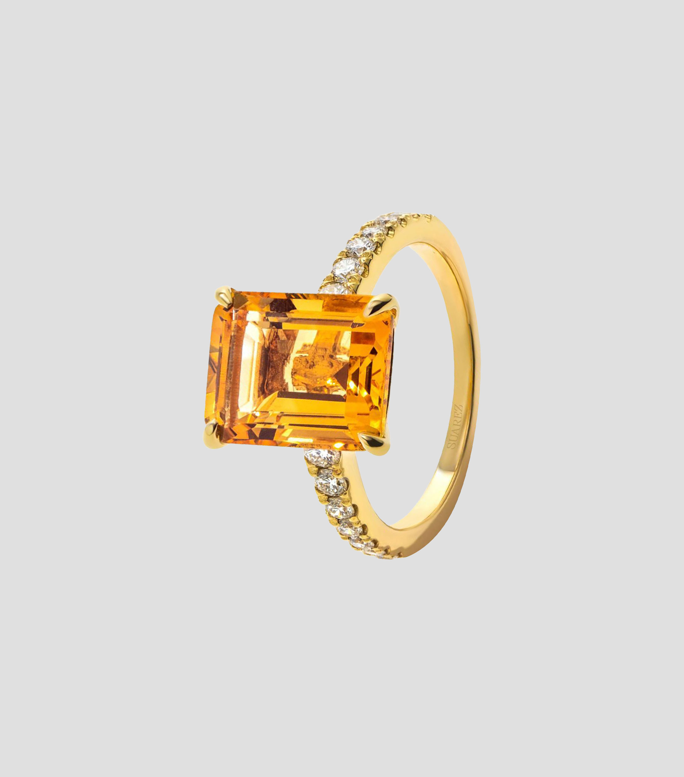 Anillo de oro amarillo de 18 Kilates con cuarzo citrino en talla esmeralda Mujer