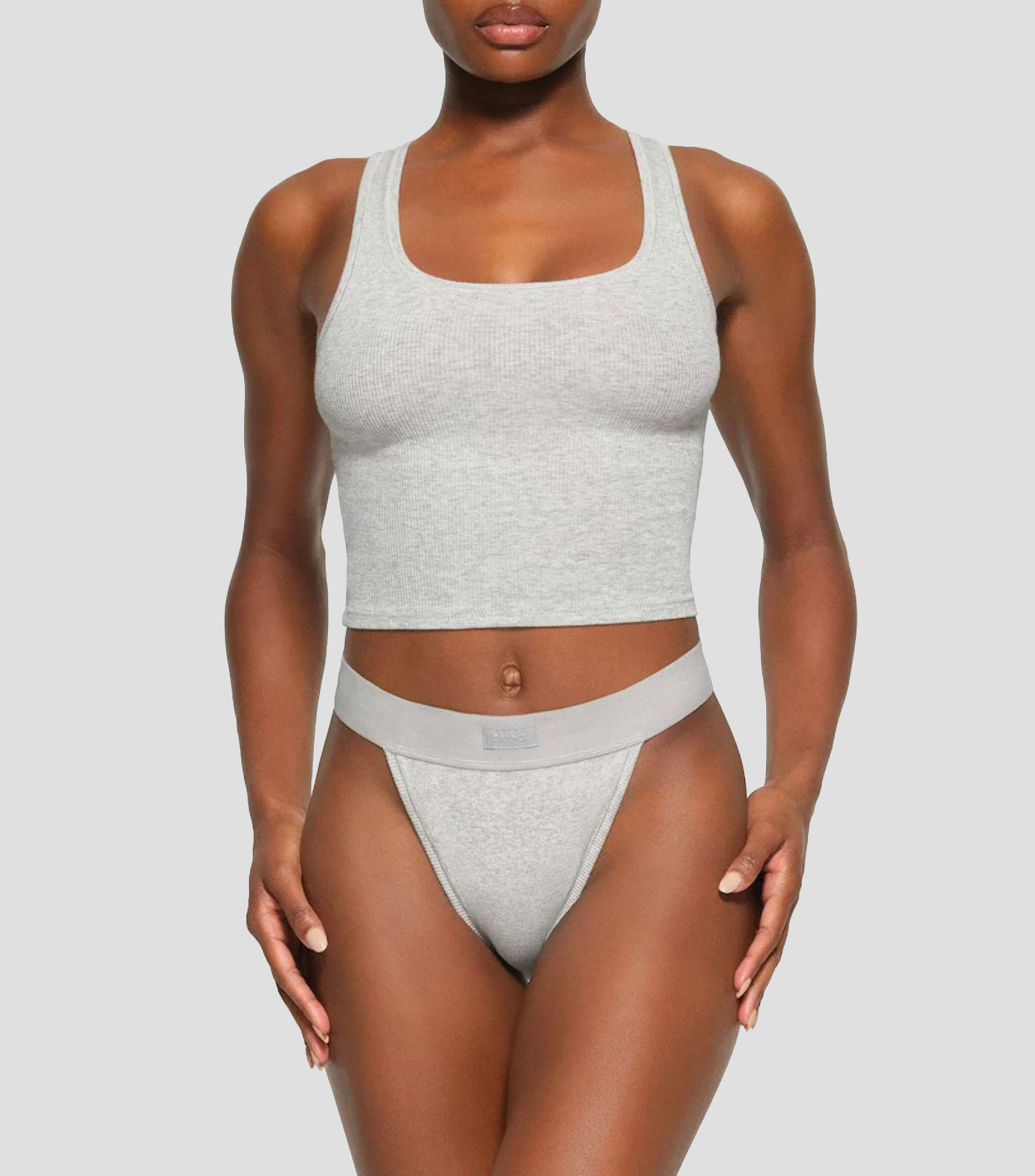 Playera cuello redondo sin mangas lisa Mujer