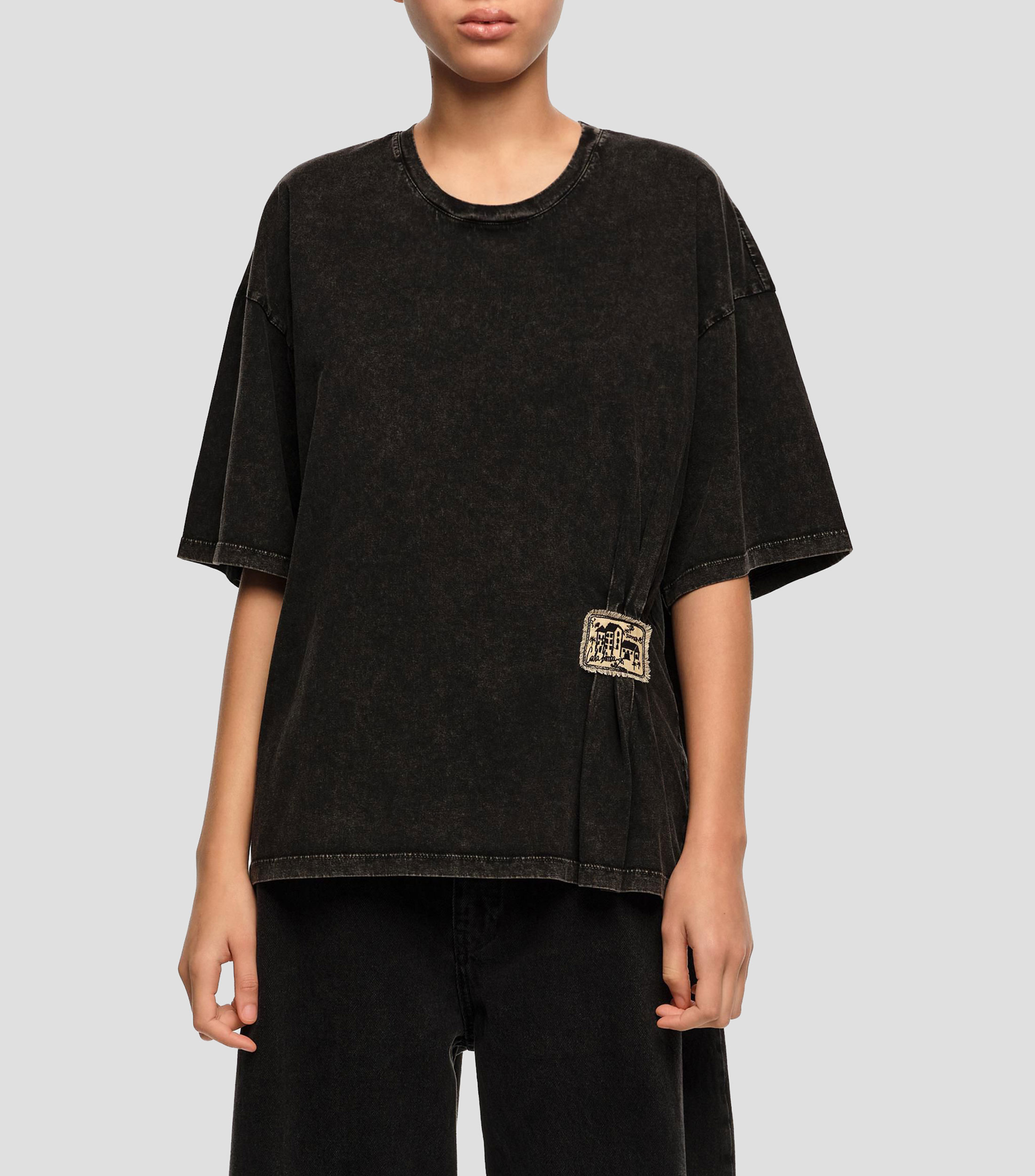 Playera fruncida etiqueta personalizada negro lavado Mujer