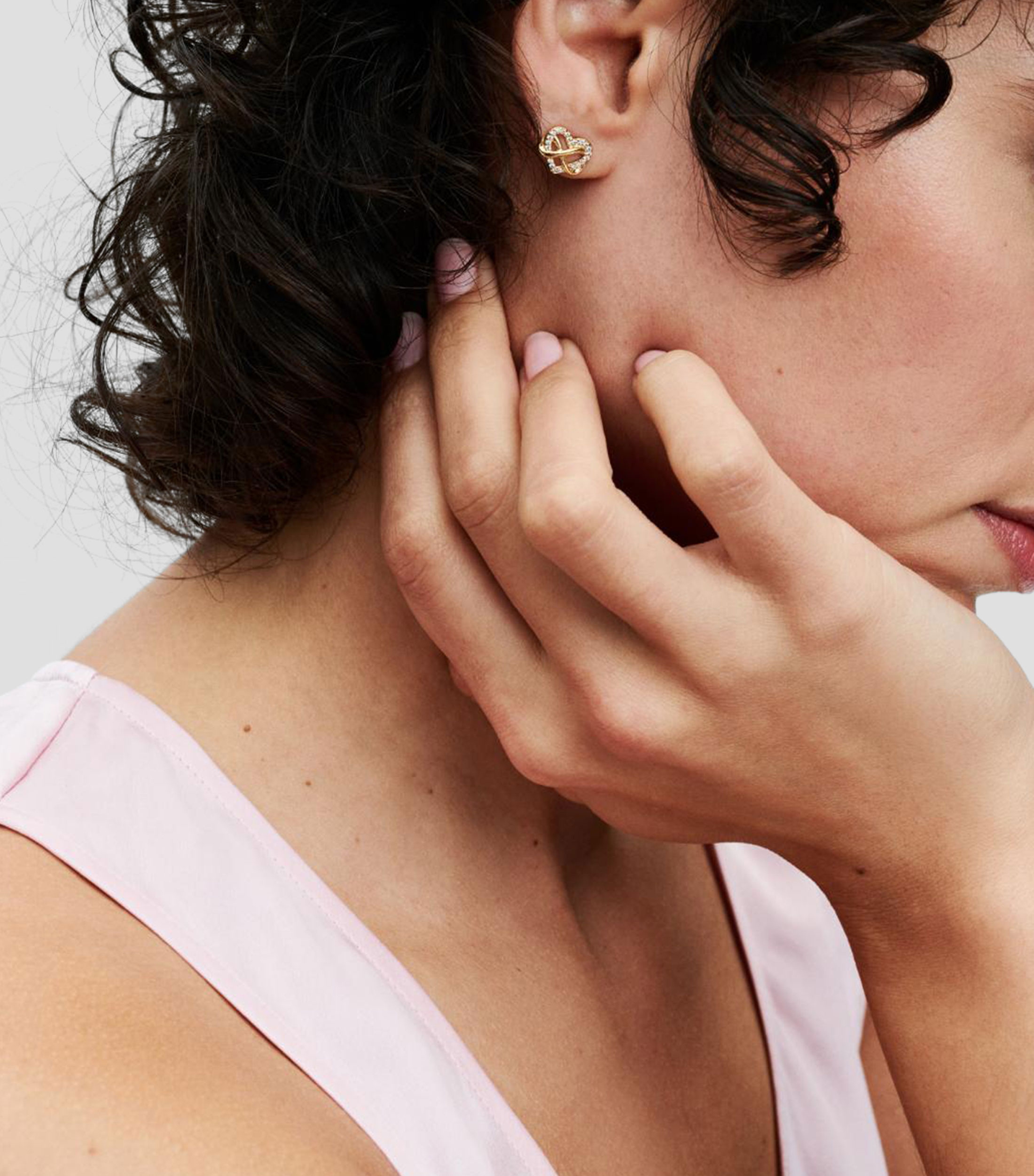 Aretes de Boton Corazon Infinito Pandora Moments Mujer