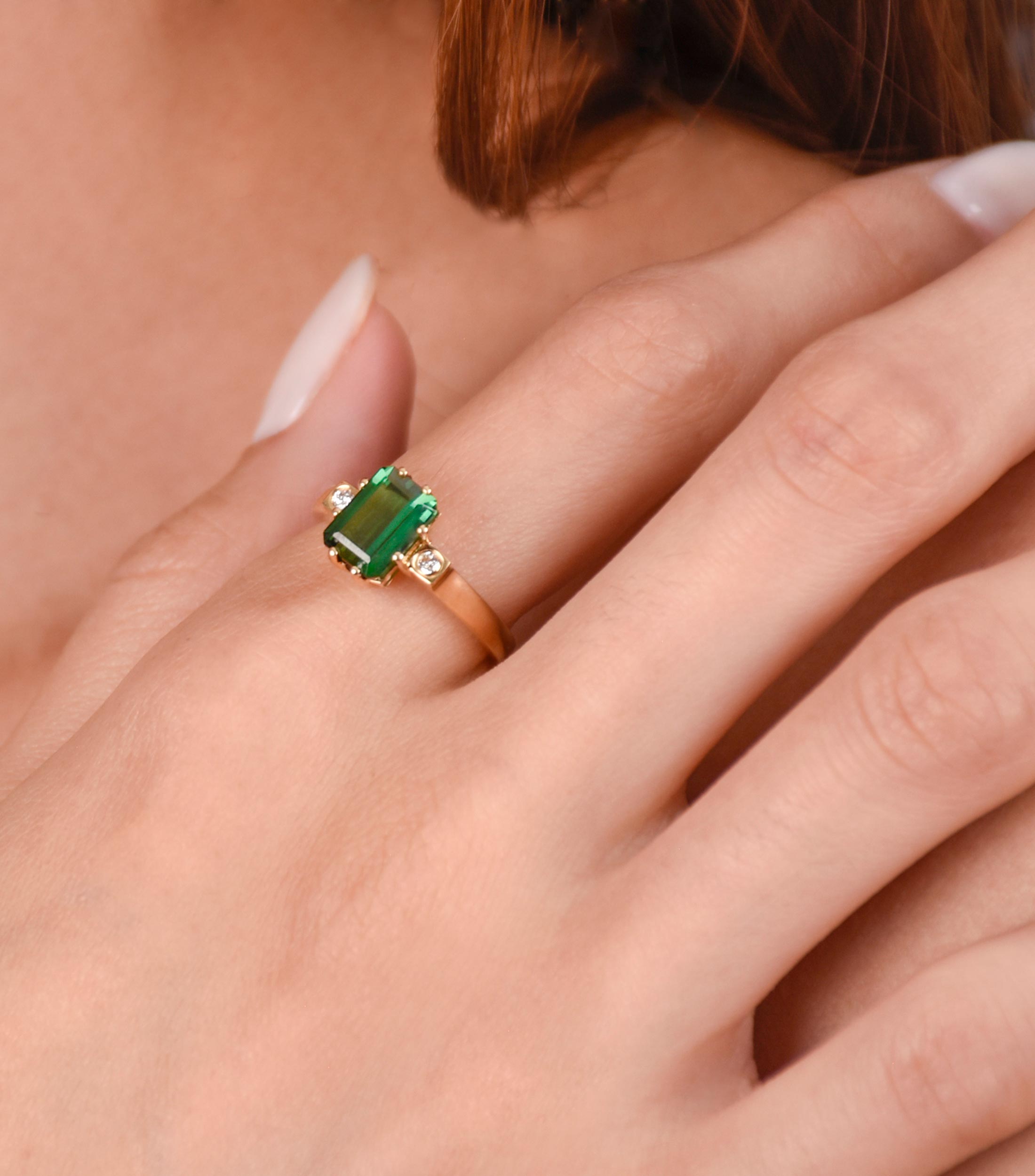Anillo en oro amarillo de 18 kilates con turmalina y diamantes Mujer