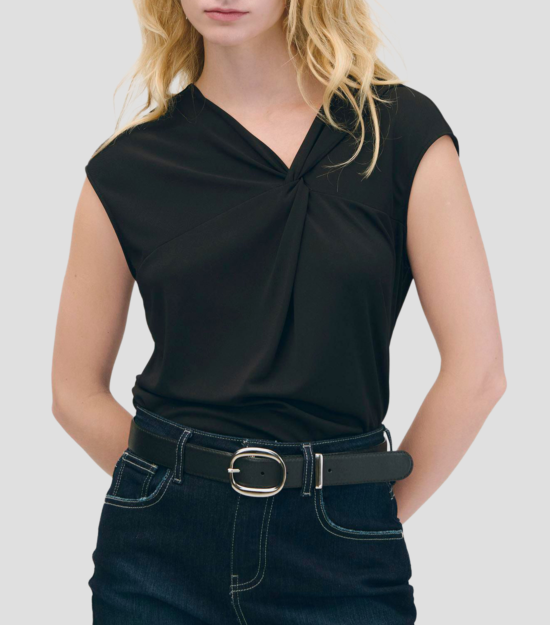 Blusa negra de punto nudo en escote con pliegue Mujer