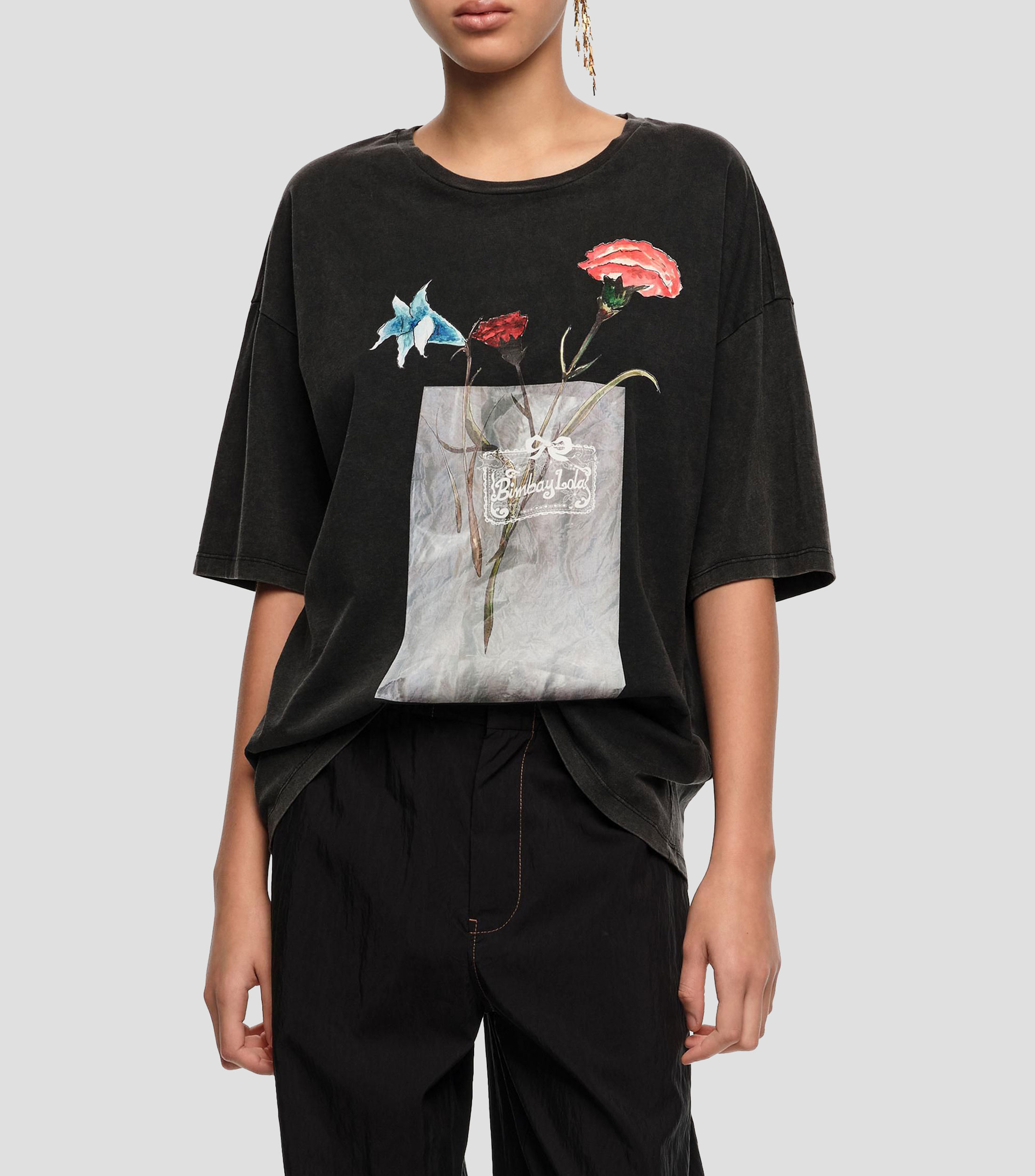 Playera logo flores negro lavado Mujer