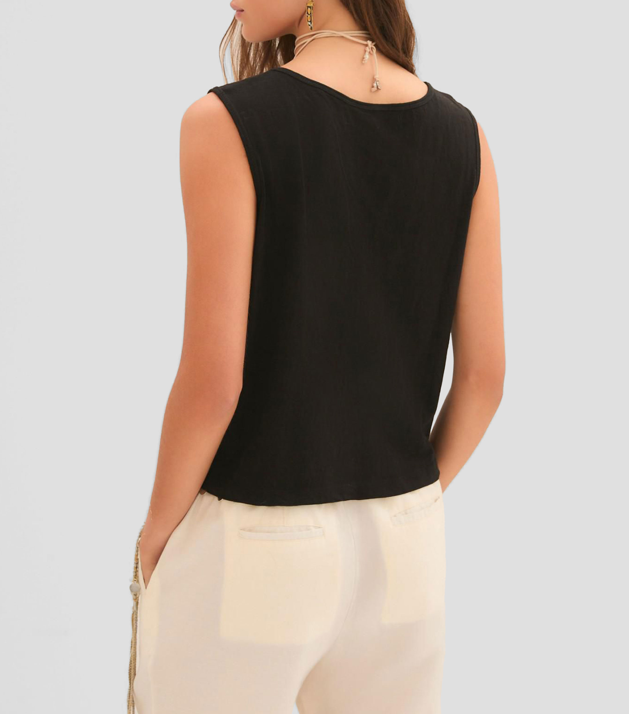 Playera cuello V sin mangas estampado Mujer