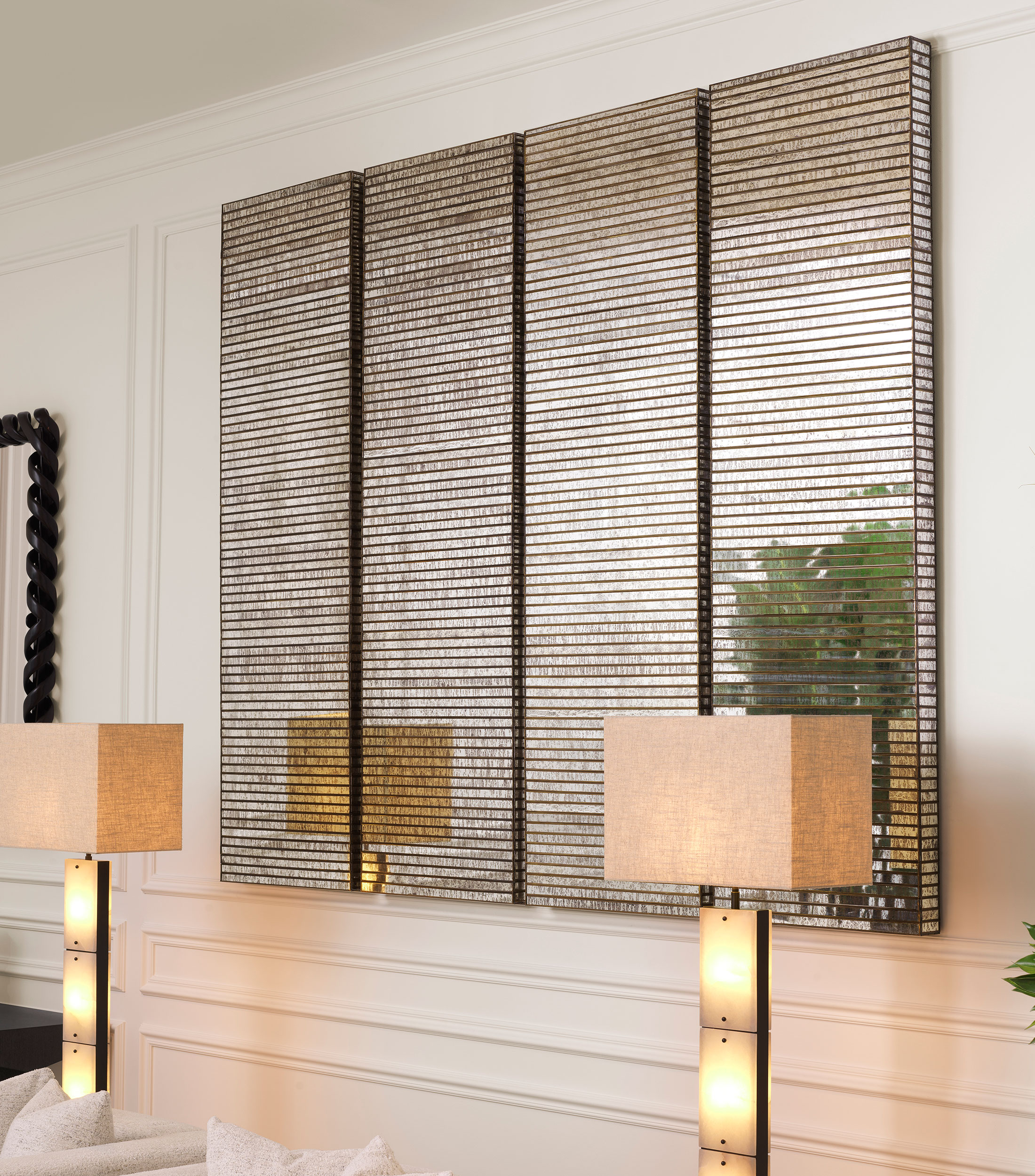 Pared decorativa Zambra en vidrio, laton y madera