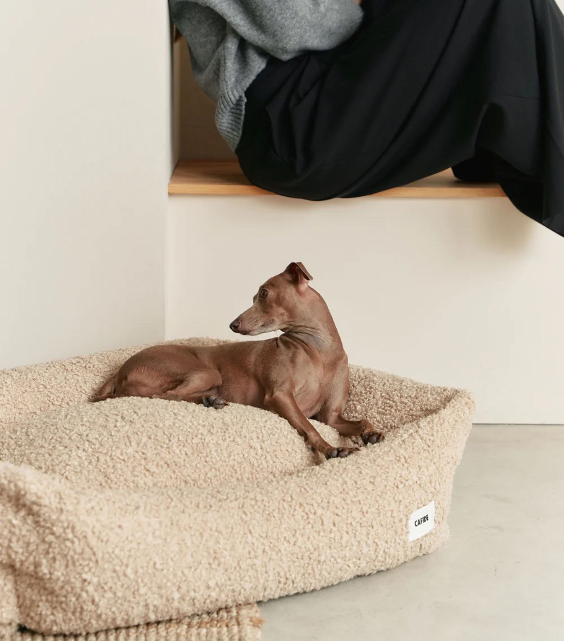 Cama para mascota M Snozy aborregado beige