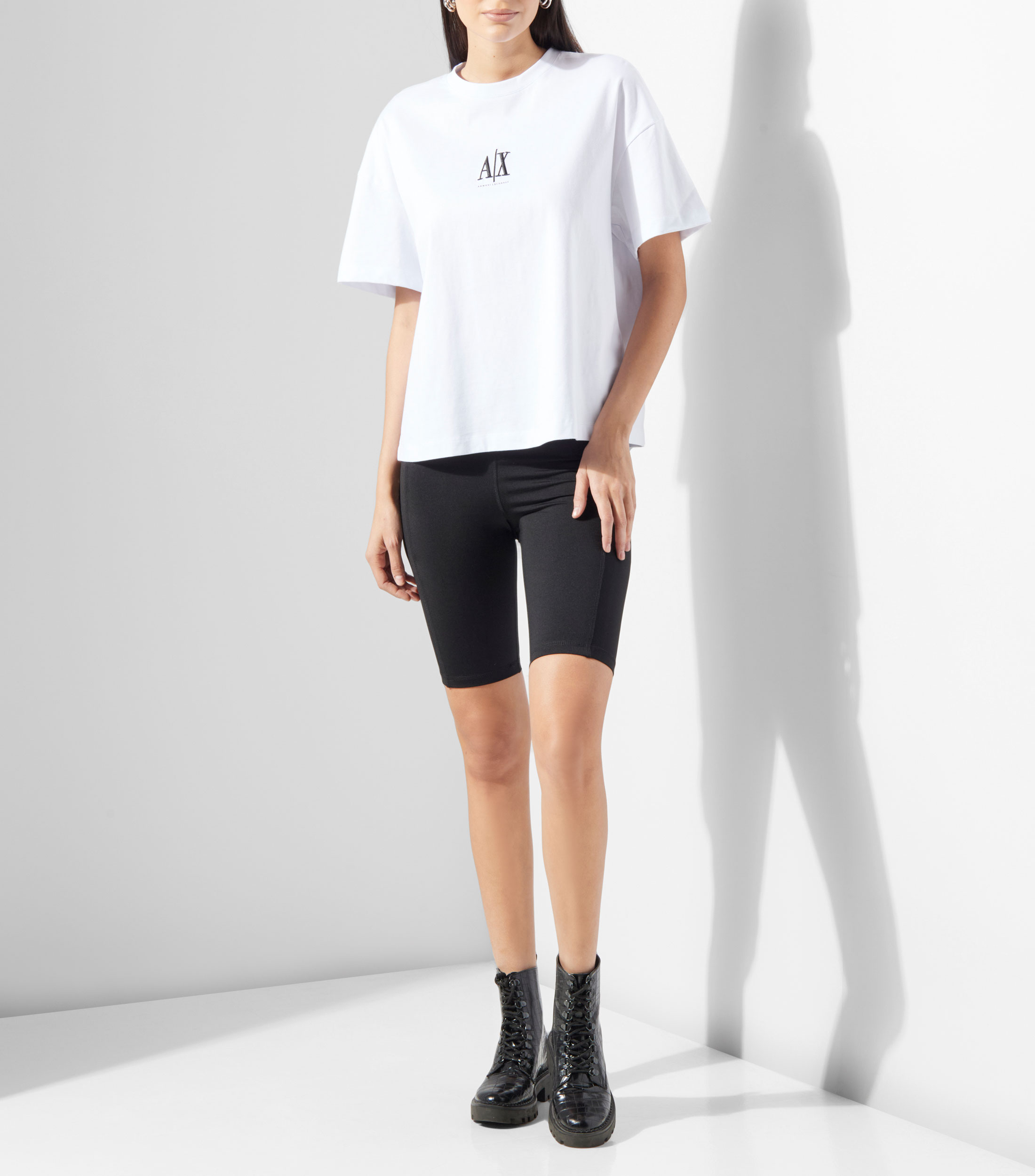 Playera cuello redondo manga corta con logotipo Mujer