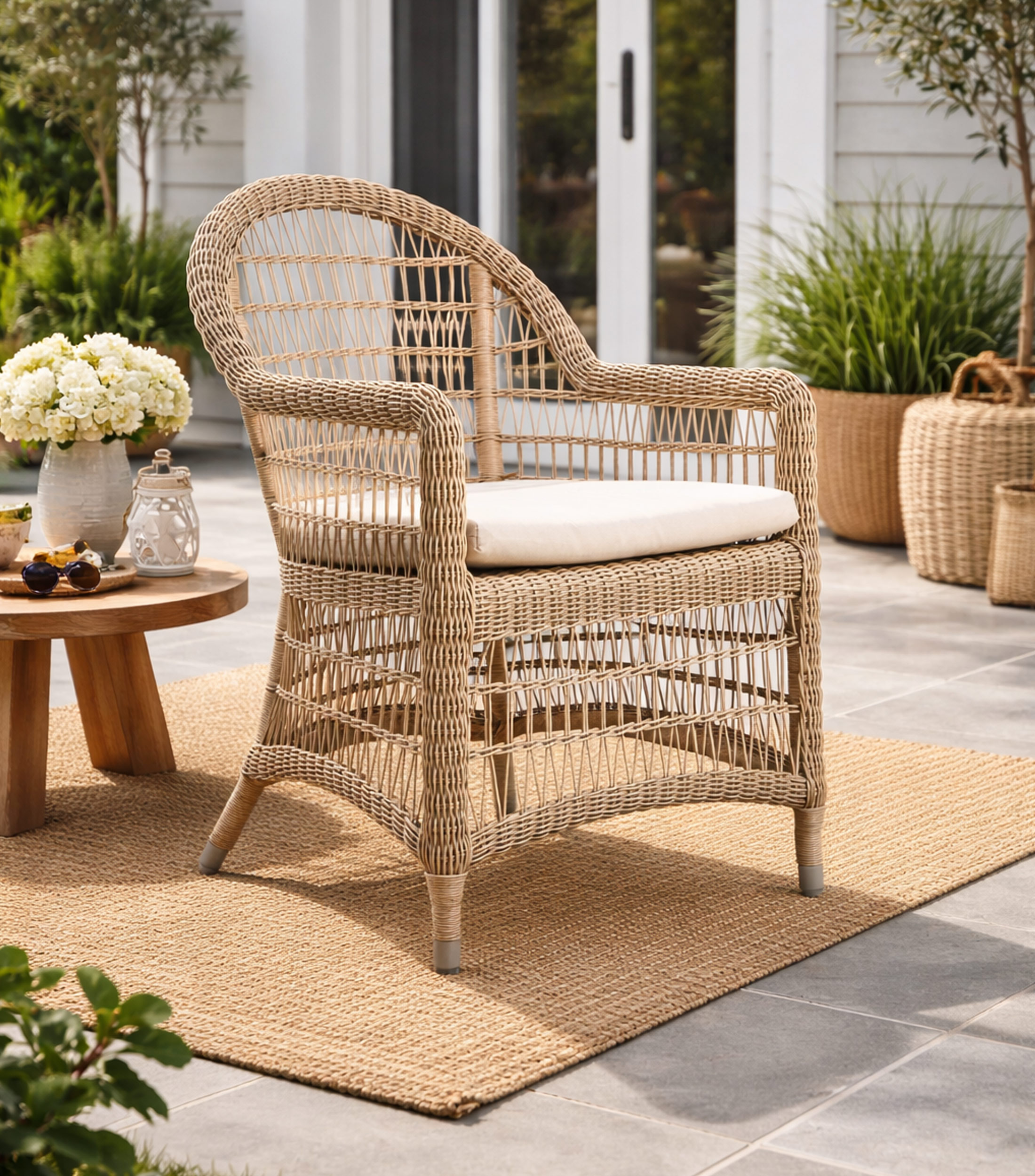 Silla en madera y mimbre beige