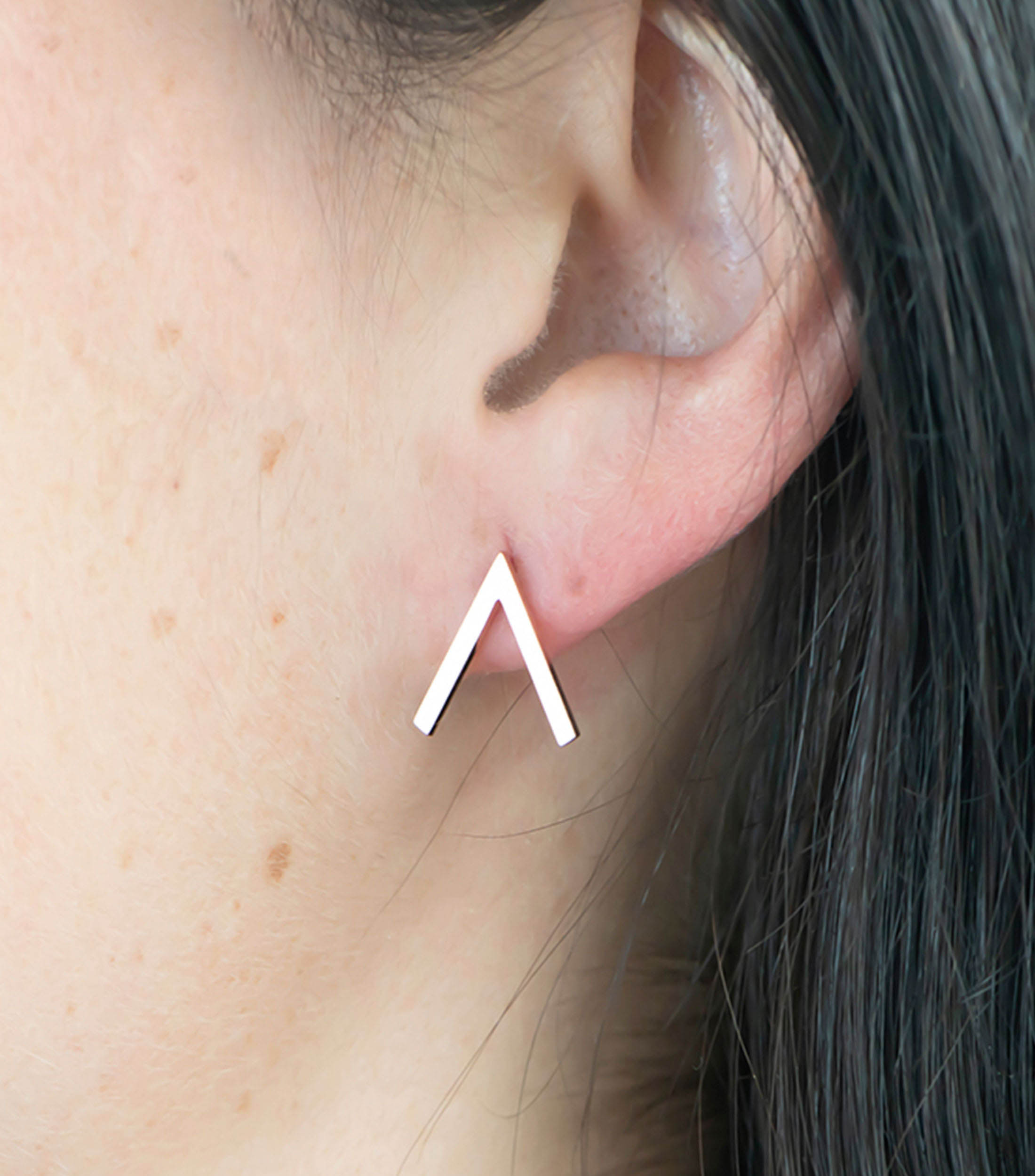 Aretes en oro rosa de 14 kilates con V invertida Ana Mujer