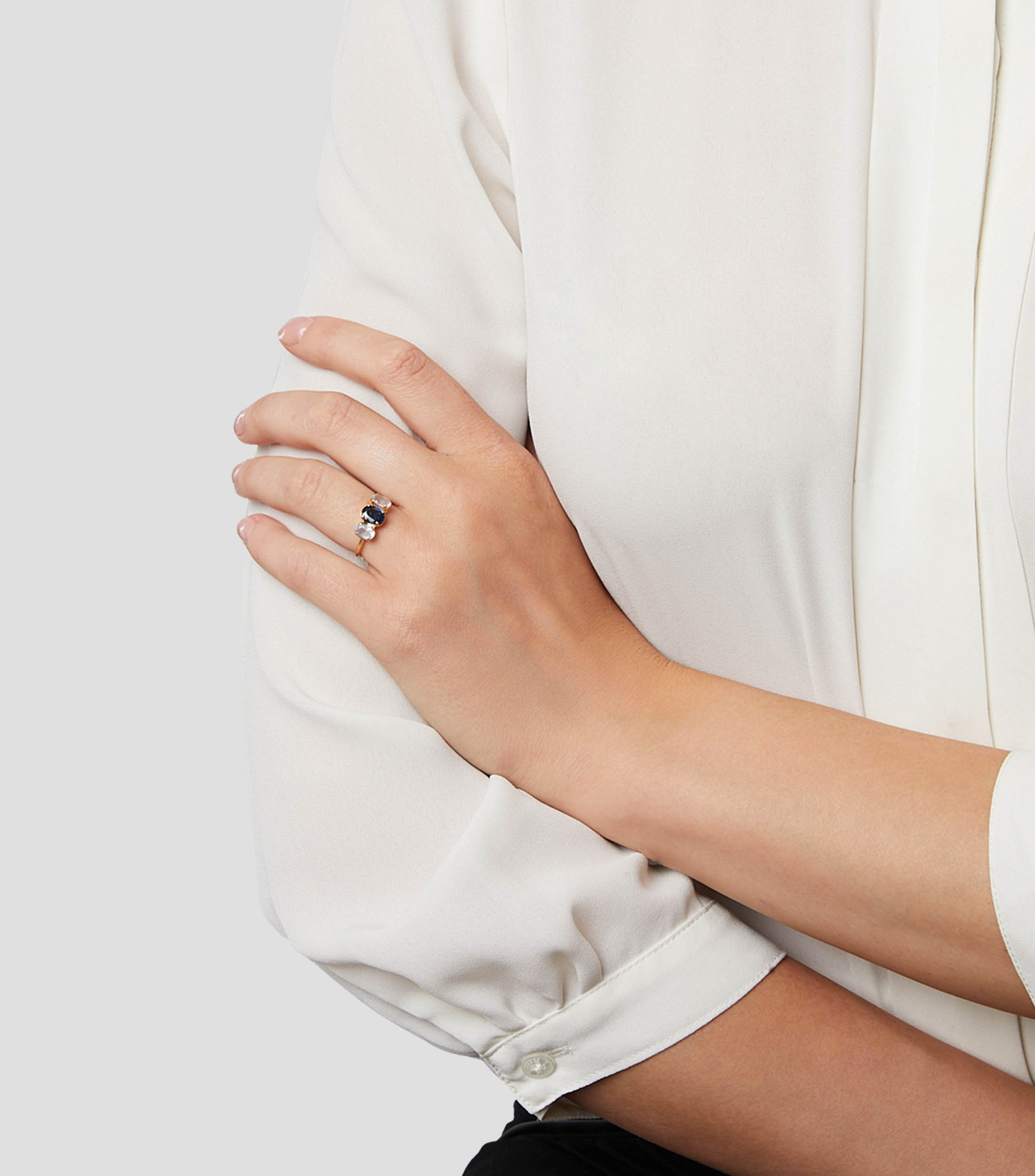 Anillo en Oro amarillo de 18 kilates con calcedonia y zafiro Mujer