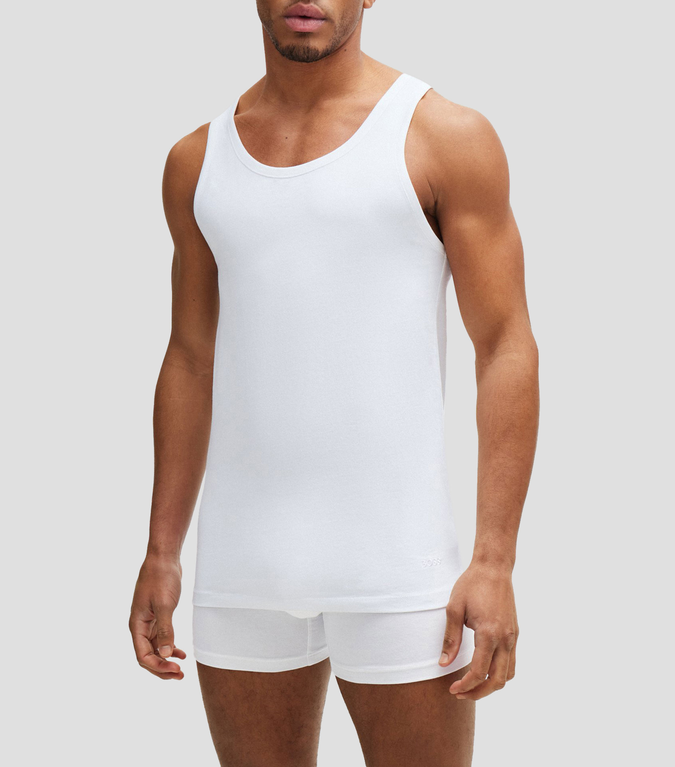 Paquete de tres playeras interiores de algodón con logos bordados Hombre
