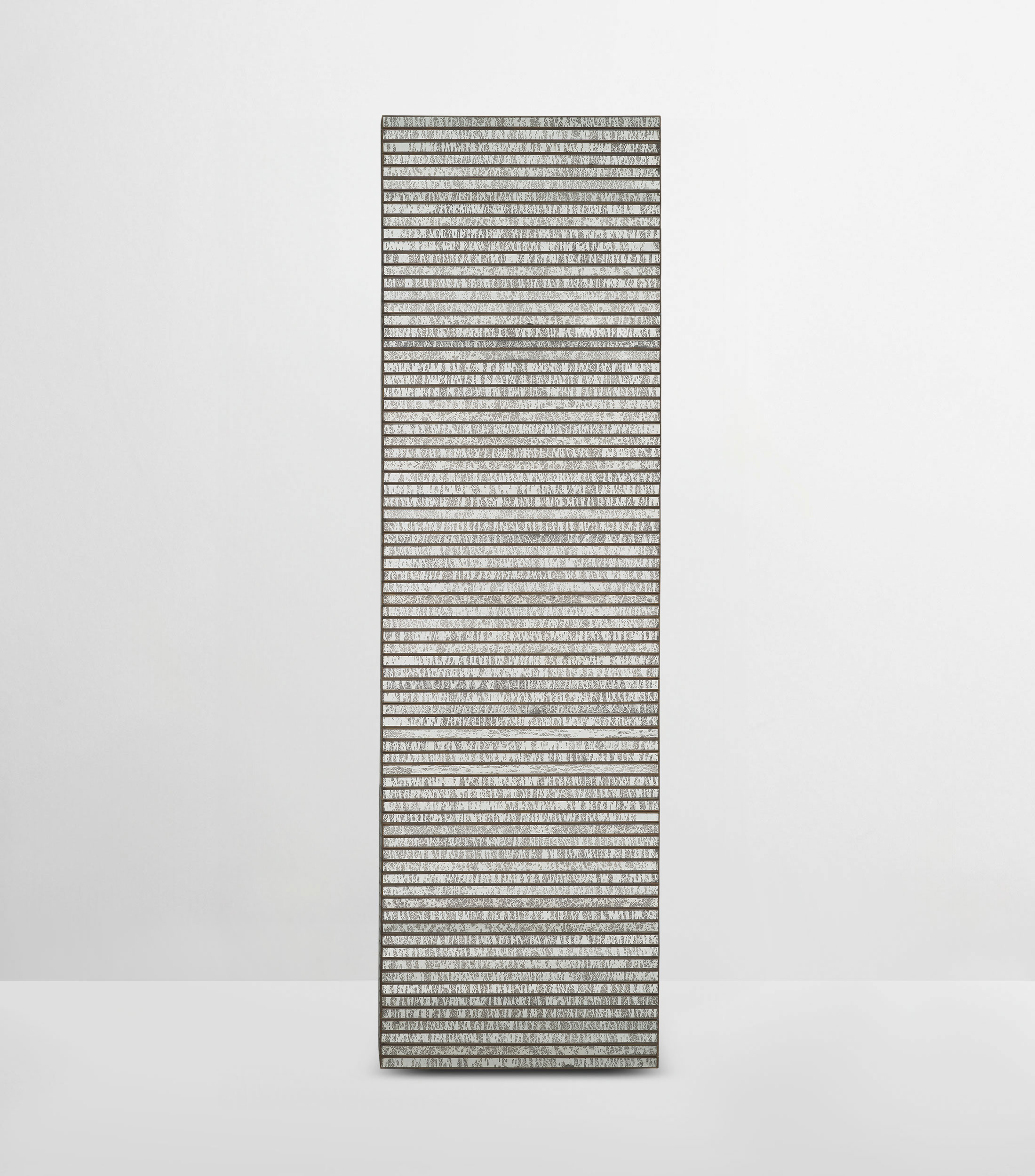 Pared decorativa Zambra en vidrio, laton y madera