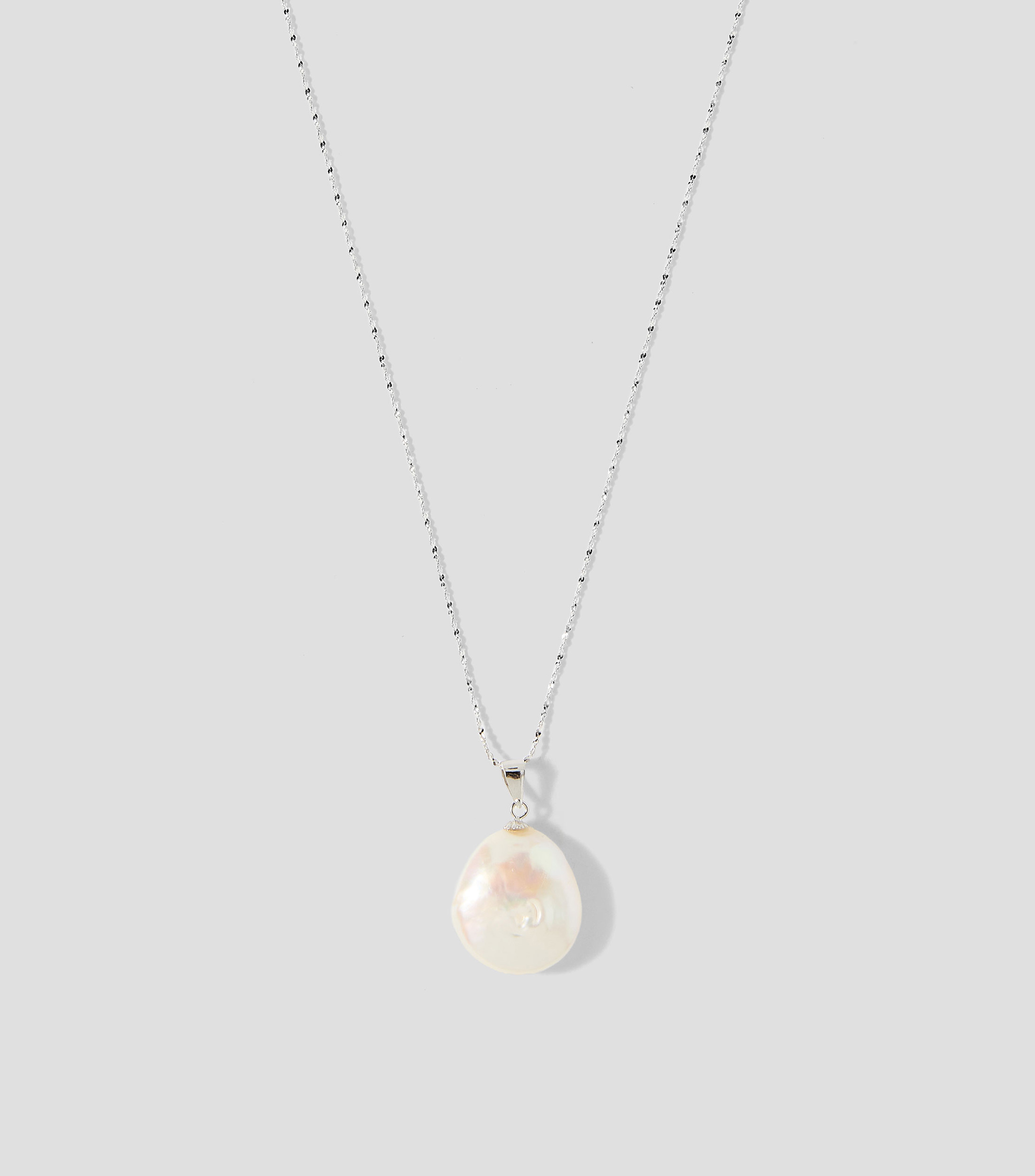 Dije con cadena de perla blanca plana Mujer