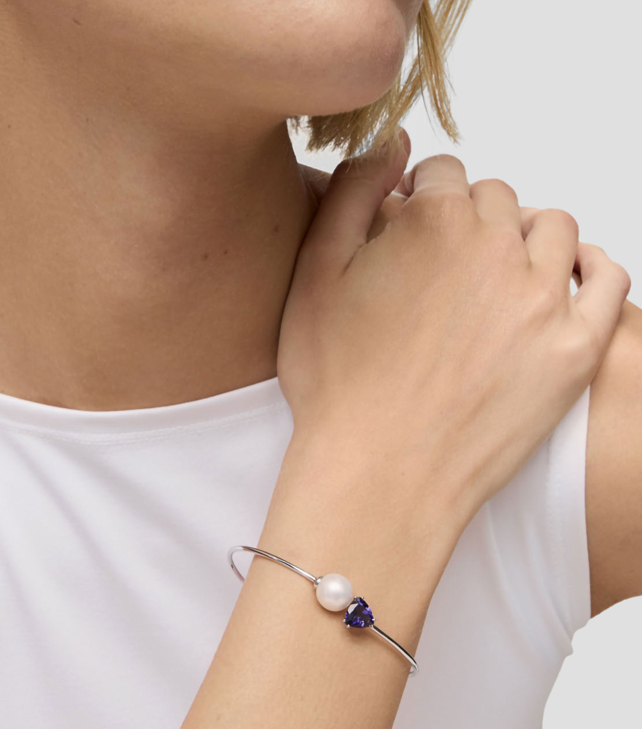 Pulsera en oro blanco 18 kilates perla y lolita azul Ivette Mujer