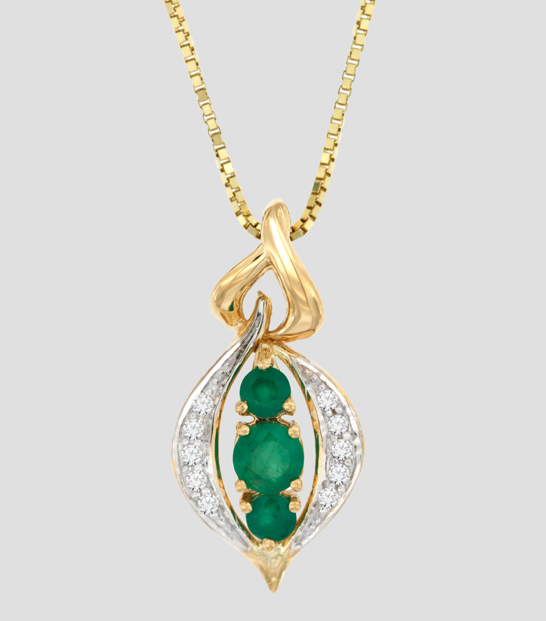Dije con cadena en oro amarillo de 14 kilates con esmeralda y diamantes Mujer