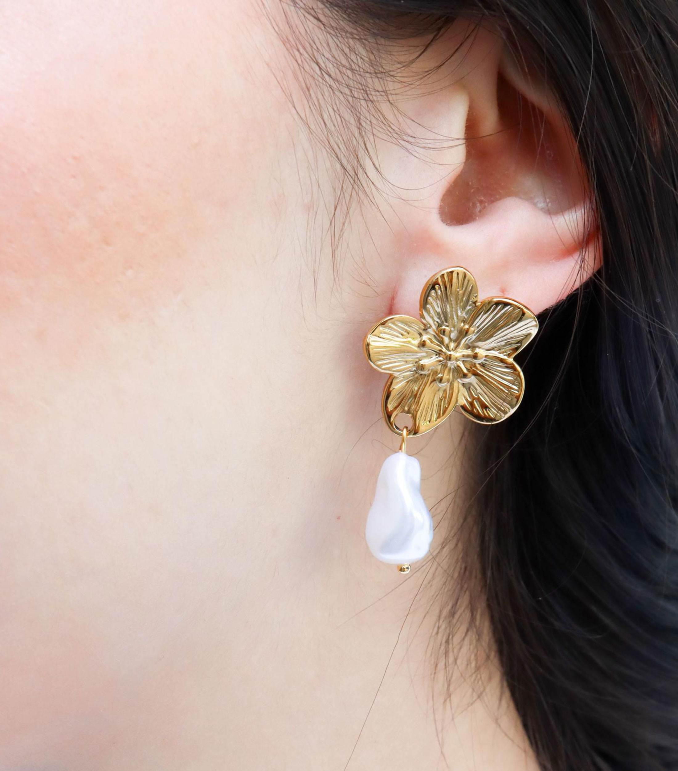 Aretes con flor y perla de rio Mujer