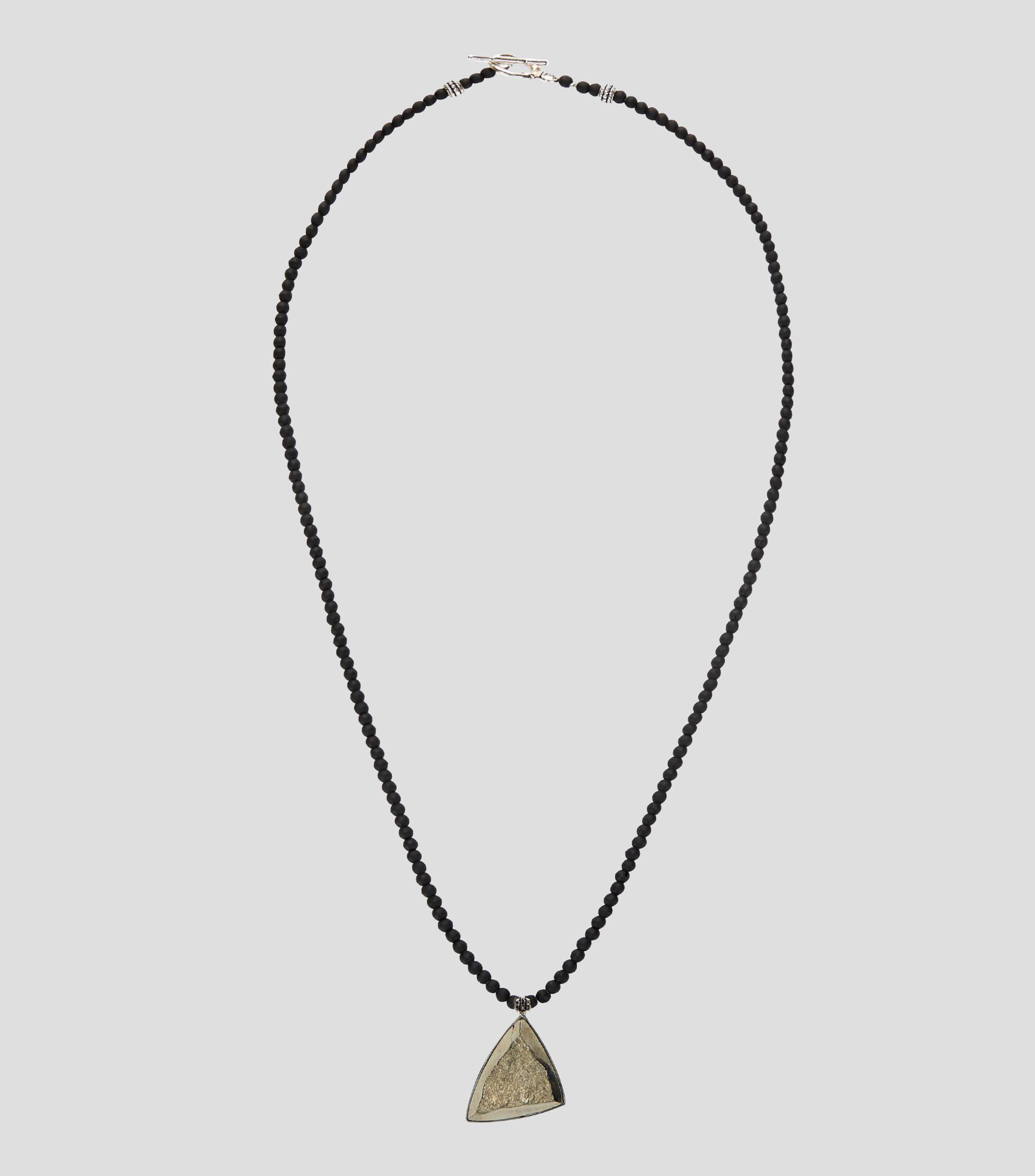 Collar con Dije Triangular Hombre