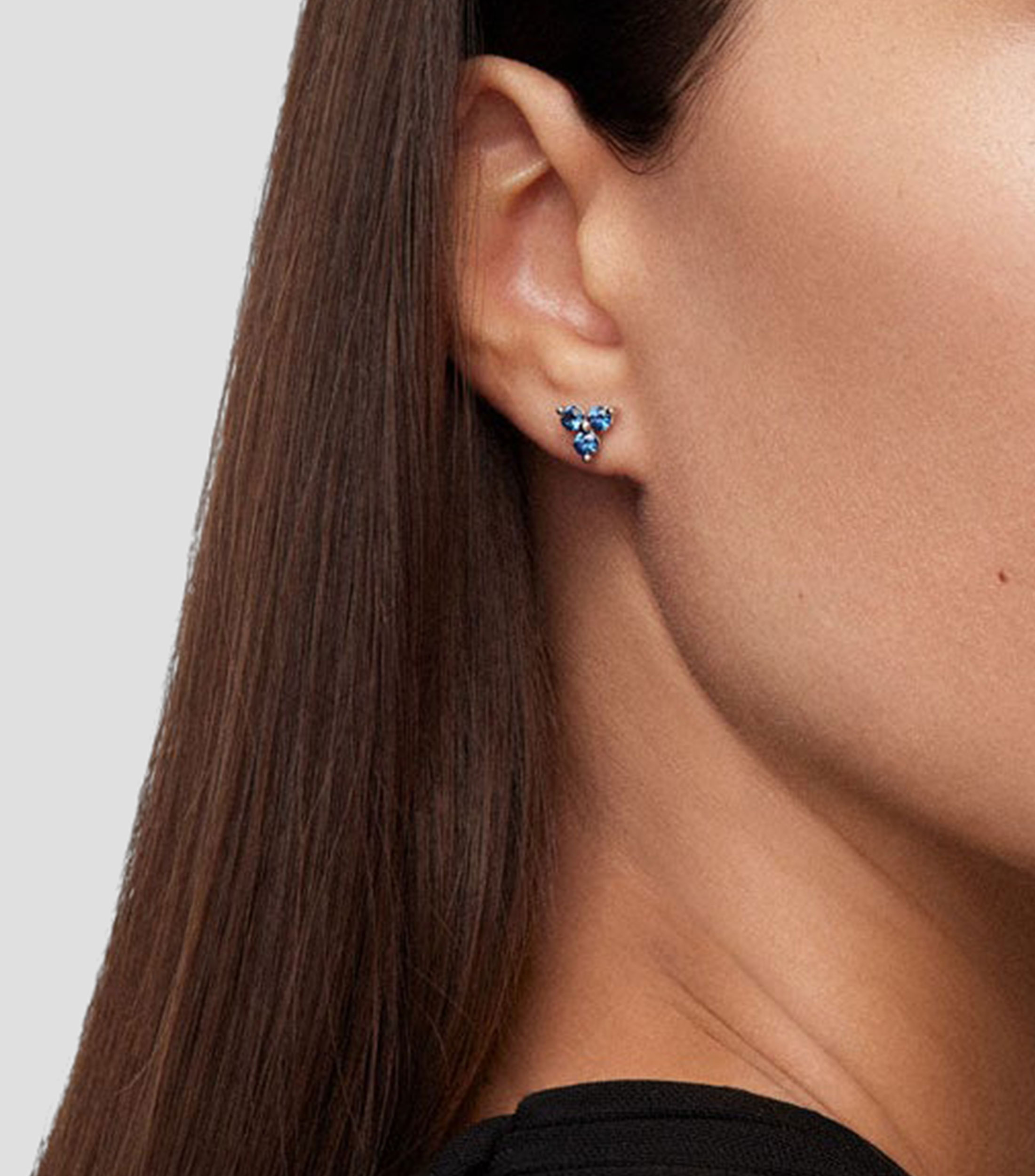 Pendientes de aro de oro amarillo de 18K con diamantes blancos en talla brillante de 0,11 cts y forma de nudo