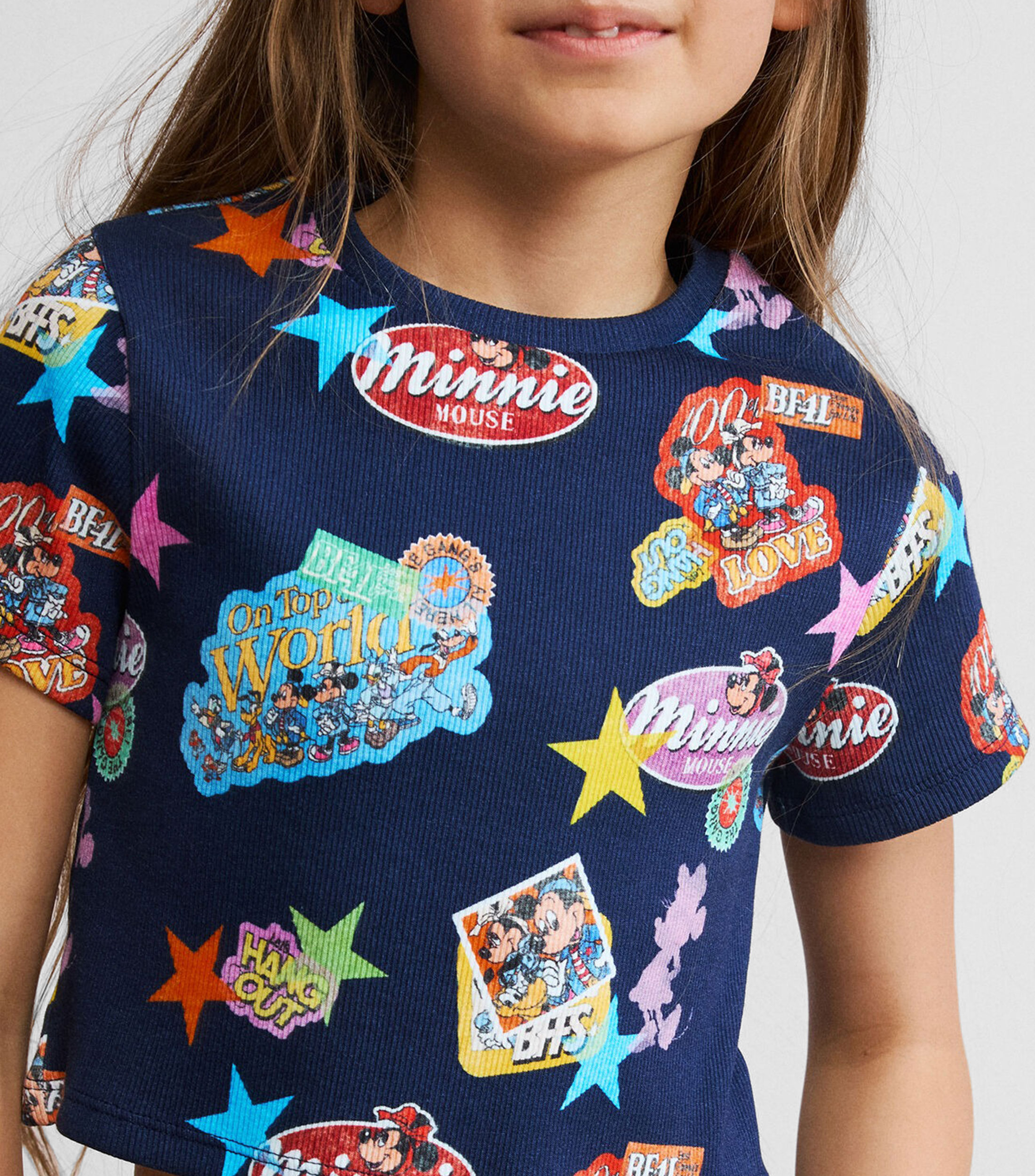 Playera cuello redondo manga corta con estampado Niña