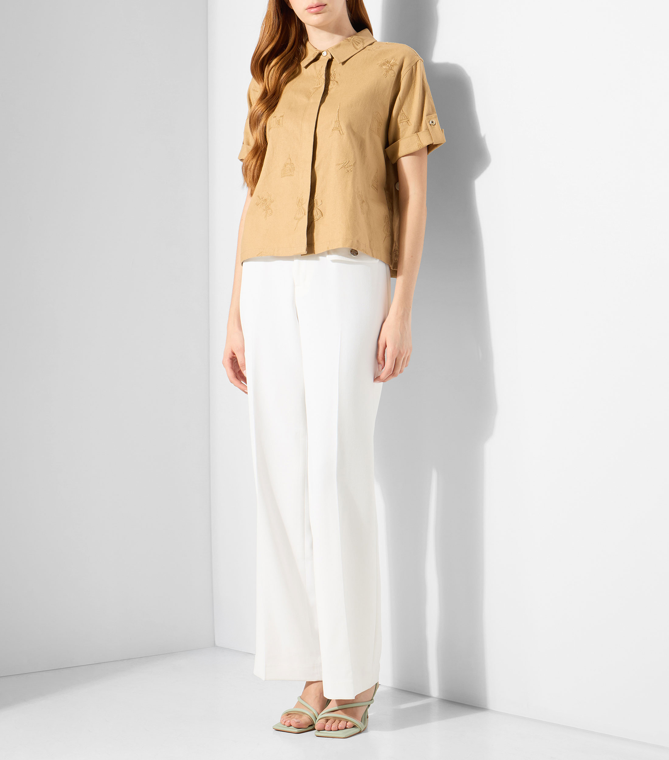 Camisa con bordado y manga corta Mujer