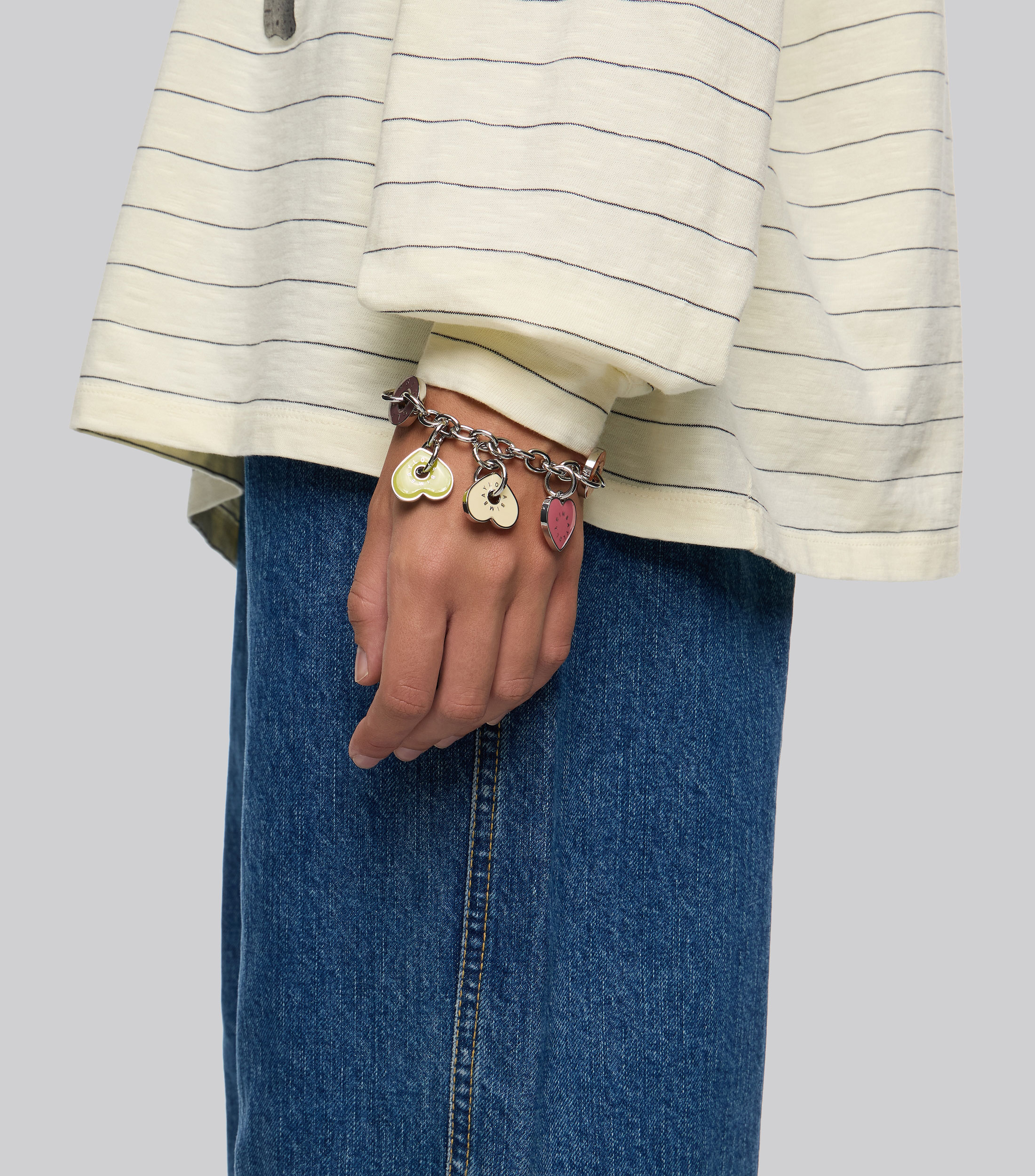 Pulsera plateada con logos corazón Mujer