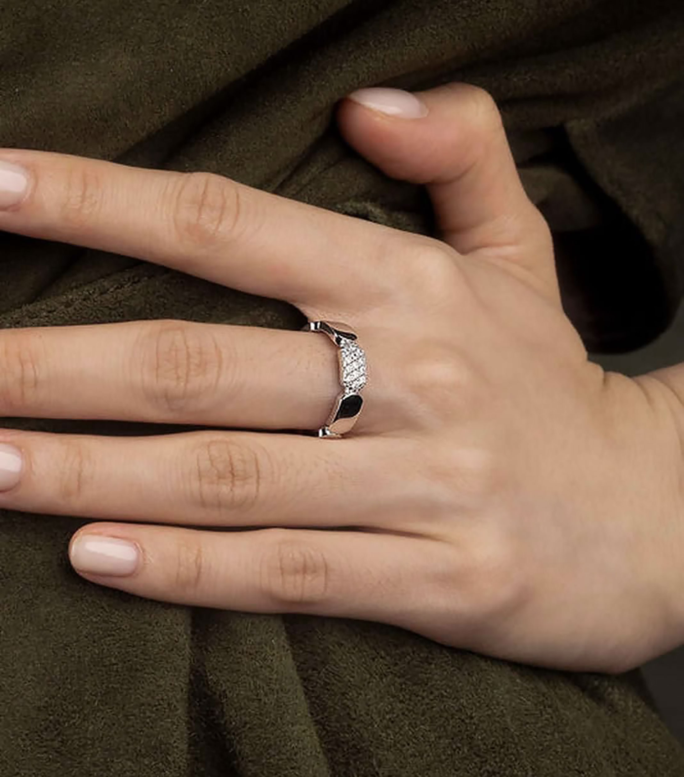 Anillo en plata con circonitas blancas Mujer