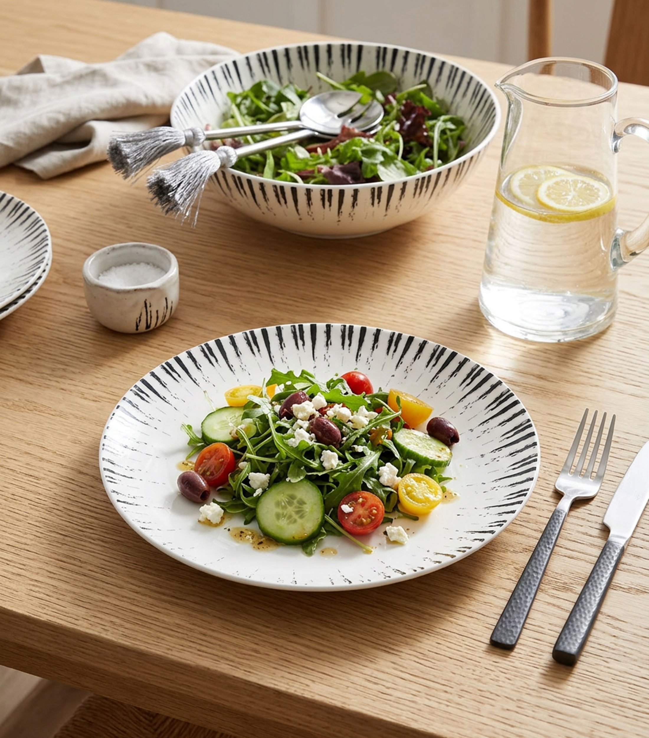 Plato para ensalada Glee Black con rayas