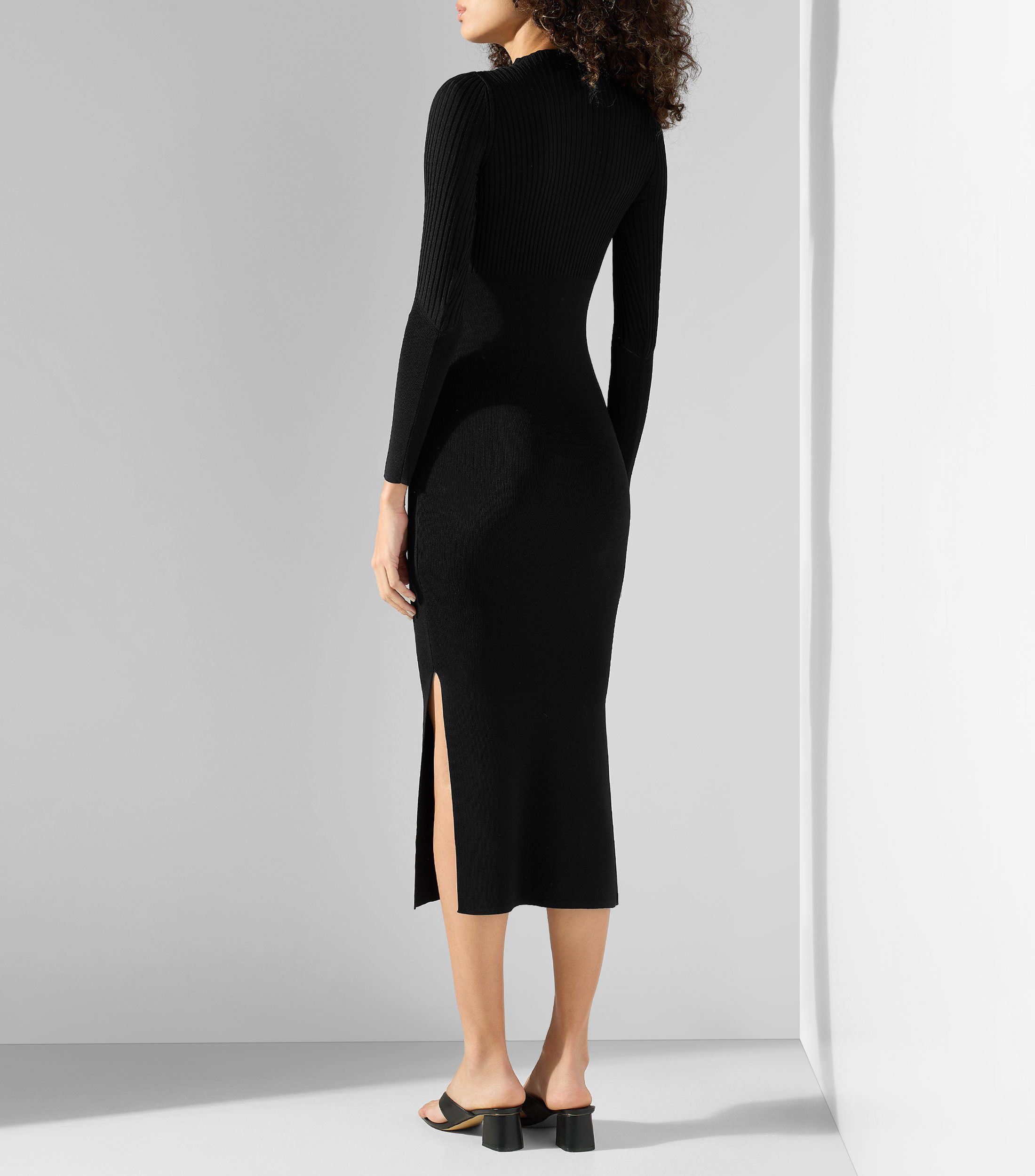 Vestido midi liso con detalle a canalé Mujer