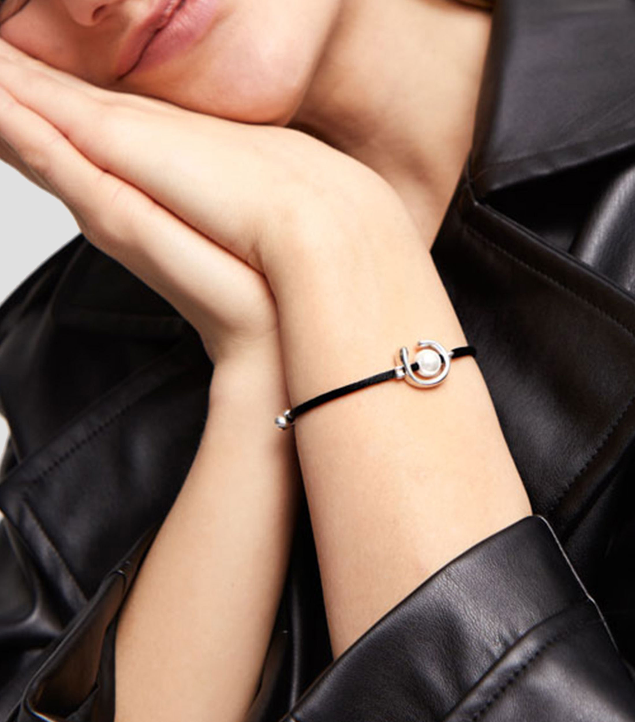 Pulsera negra con perla Mujer