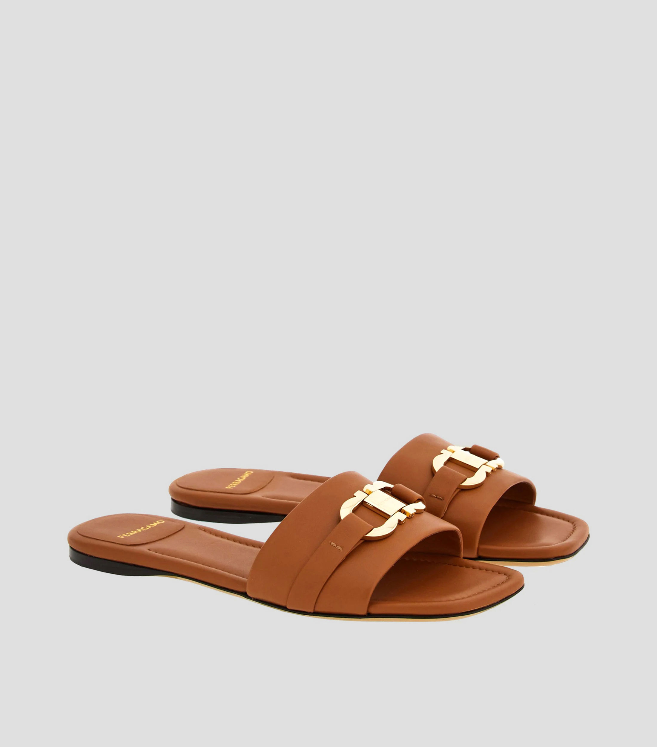 Sandalias planas con Gancini Mujer