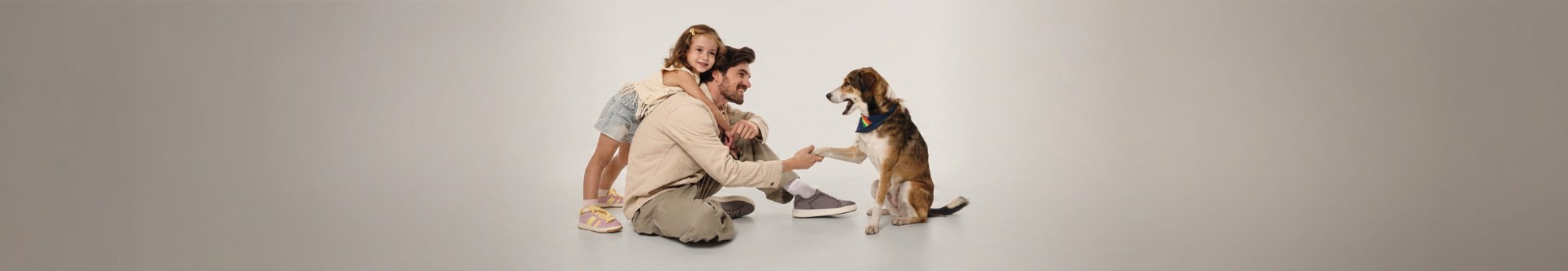 imagen de hombre siendo abrazado por una niña y tomado de la pata aun perro, 50% de descuento + 15 mensualidades sin intereses, papas palacio 2026