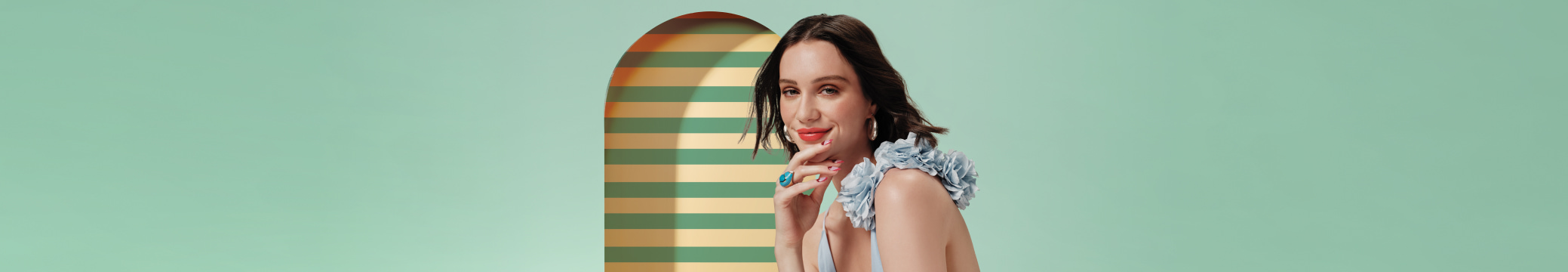 imagen de mujer con vestido azul, anillo verde, aretes plateados y labial rojo, paga en septiembre, Festival de Belleza 2026
