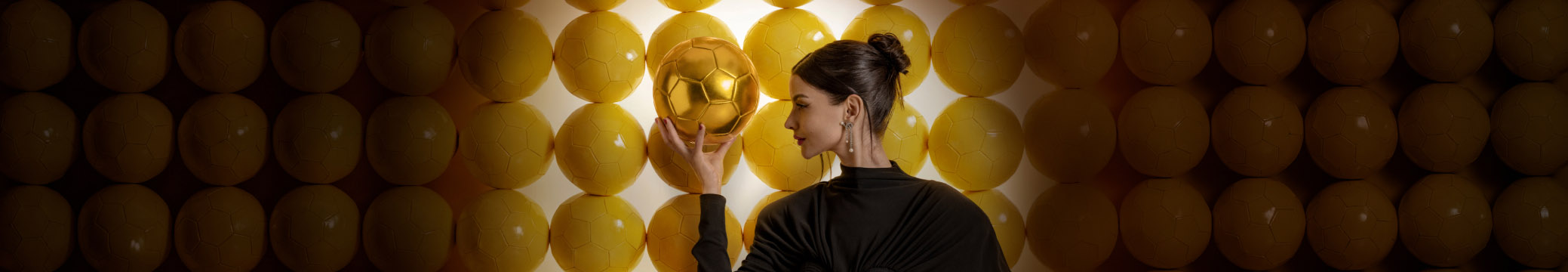 imagen de mujer con vestido negro y balon dorado en la mano, 40% de descuento + 12 mensualidades sin intereses, noches palacio mundial 2026