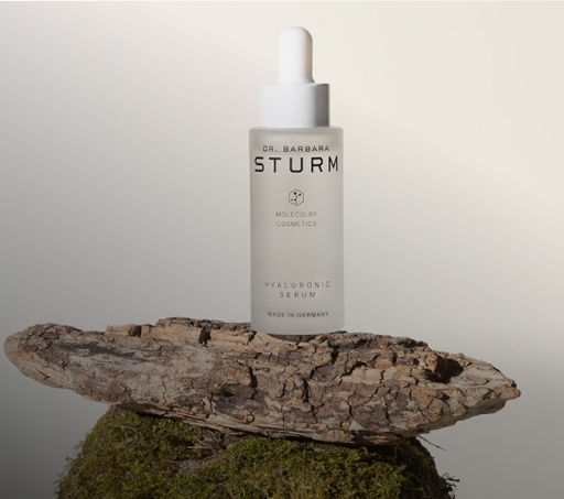 Imagen de frasco con gotero de la marca strum sobre una piedra. CLEAN & GREEN