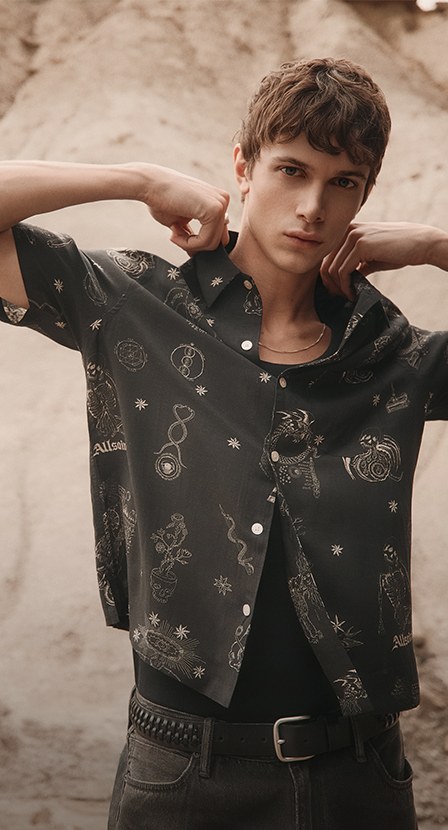 imagen de hombre con ropa negra ALLSAINTS.