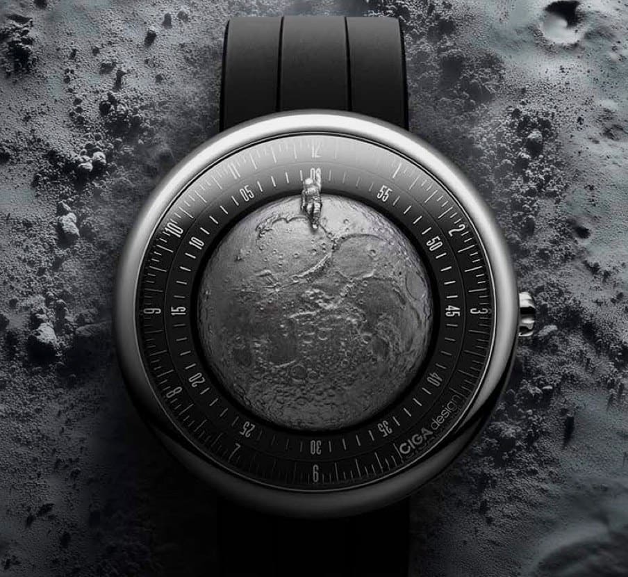 imagen de reloj negro con plateado con imagen de la luna en la caratula de la marca CIGA DESIGN